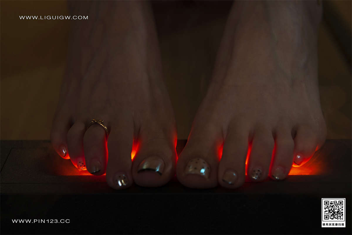 Ligui丽柜 2023.11.27 唇享欲足-私人定制 甜甜-日更街拍