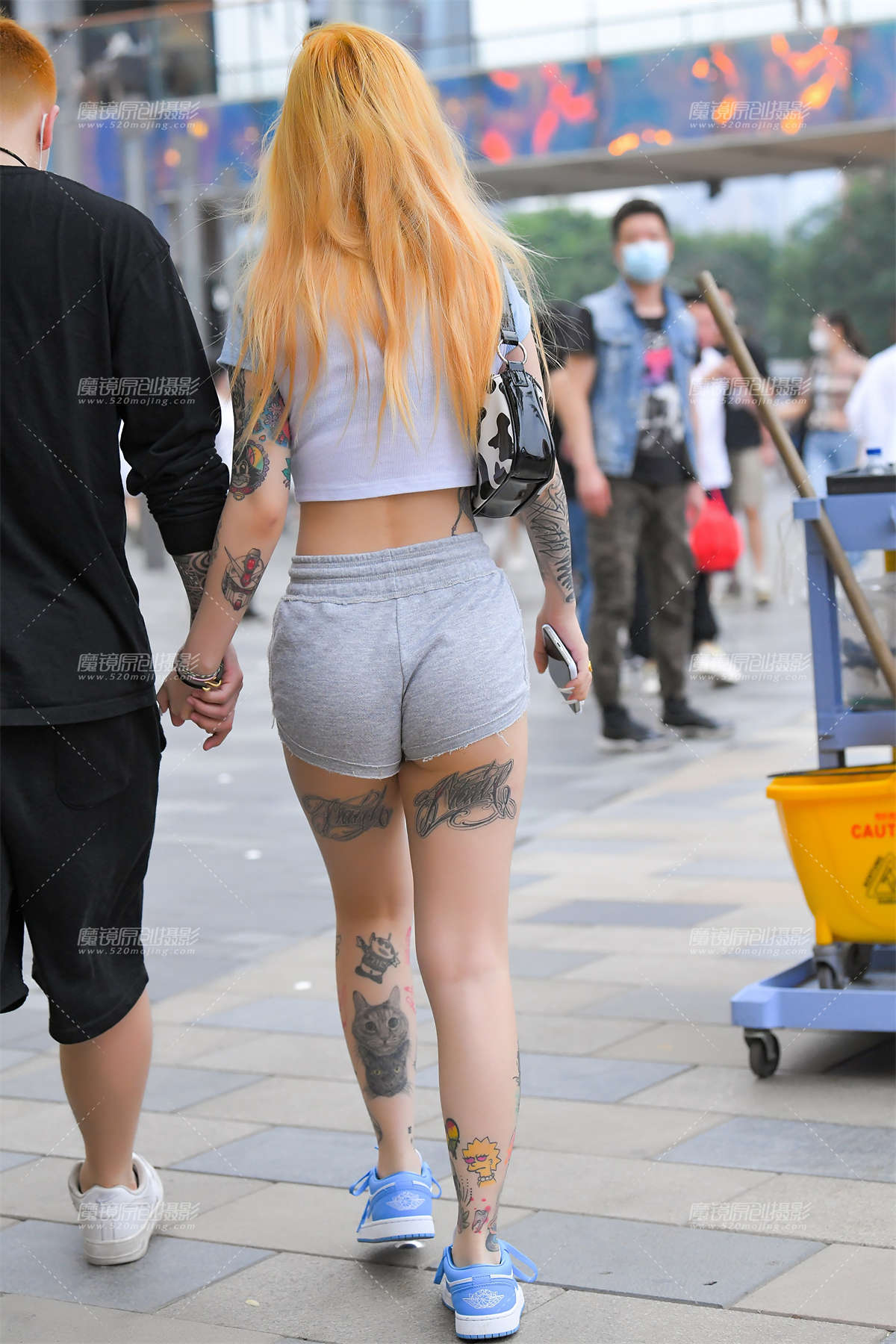 图片[2]-【赛德克赛帖】穿aj的花臂短裤美眉-日更街拍