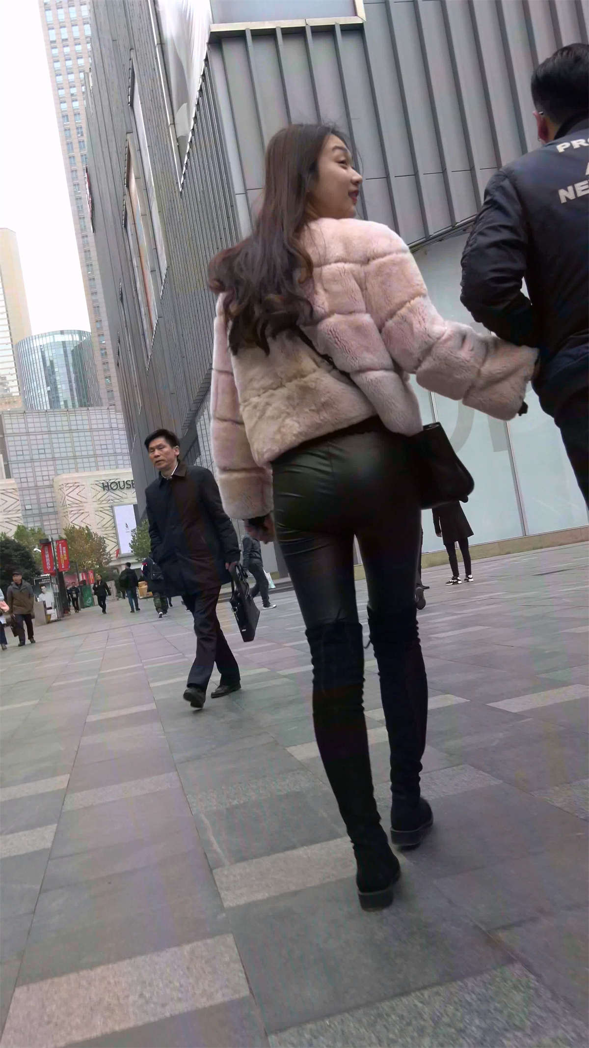 图片[2]-黑色皮裤美眉-日更街拍