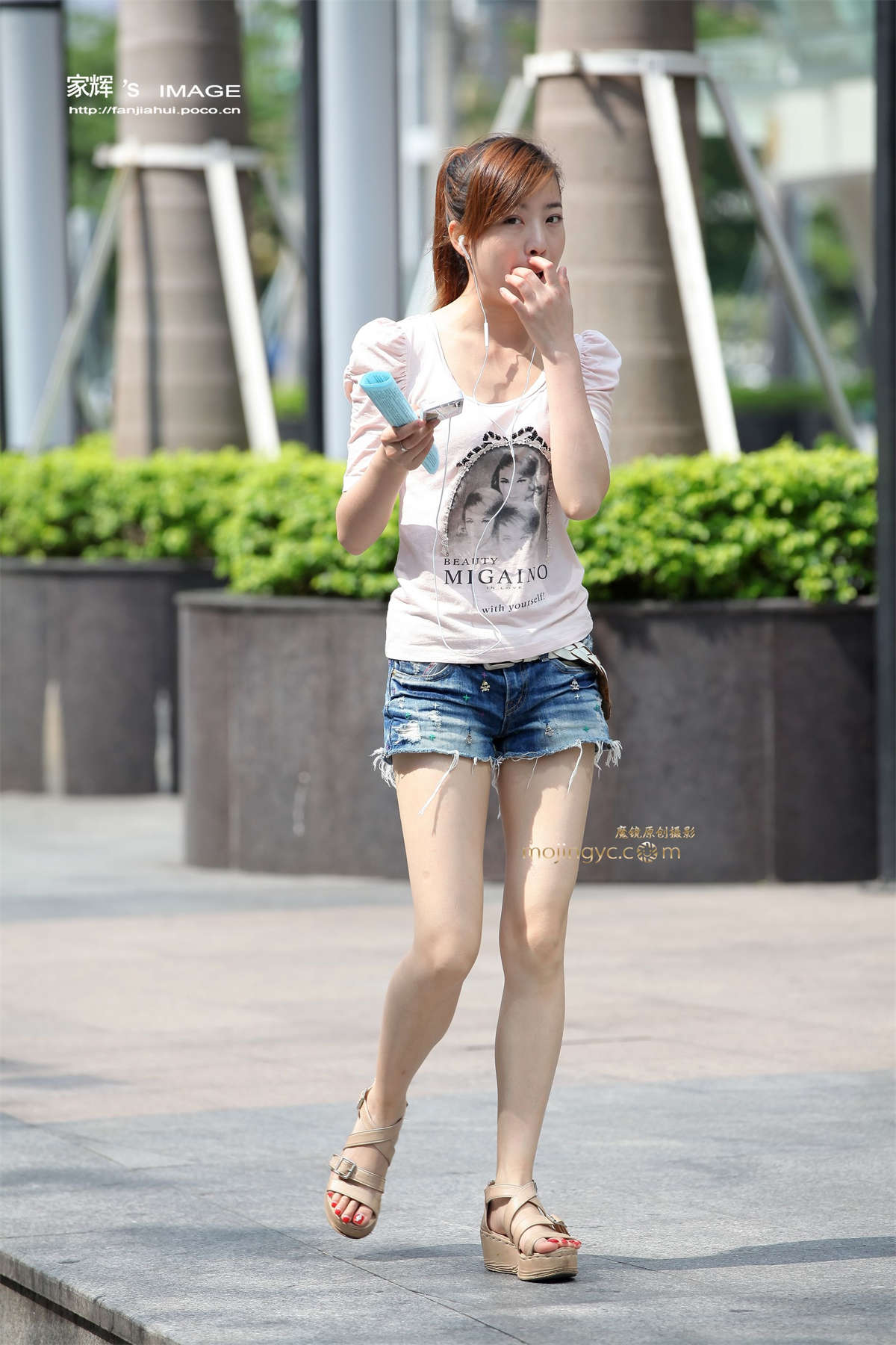 白嫩红色脚趾甲-日更街拍