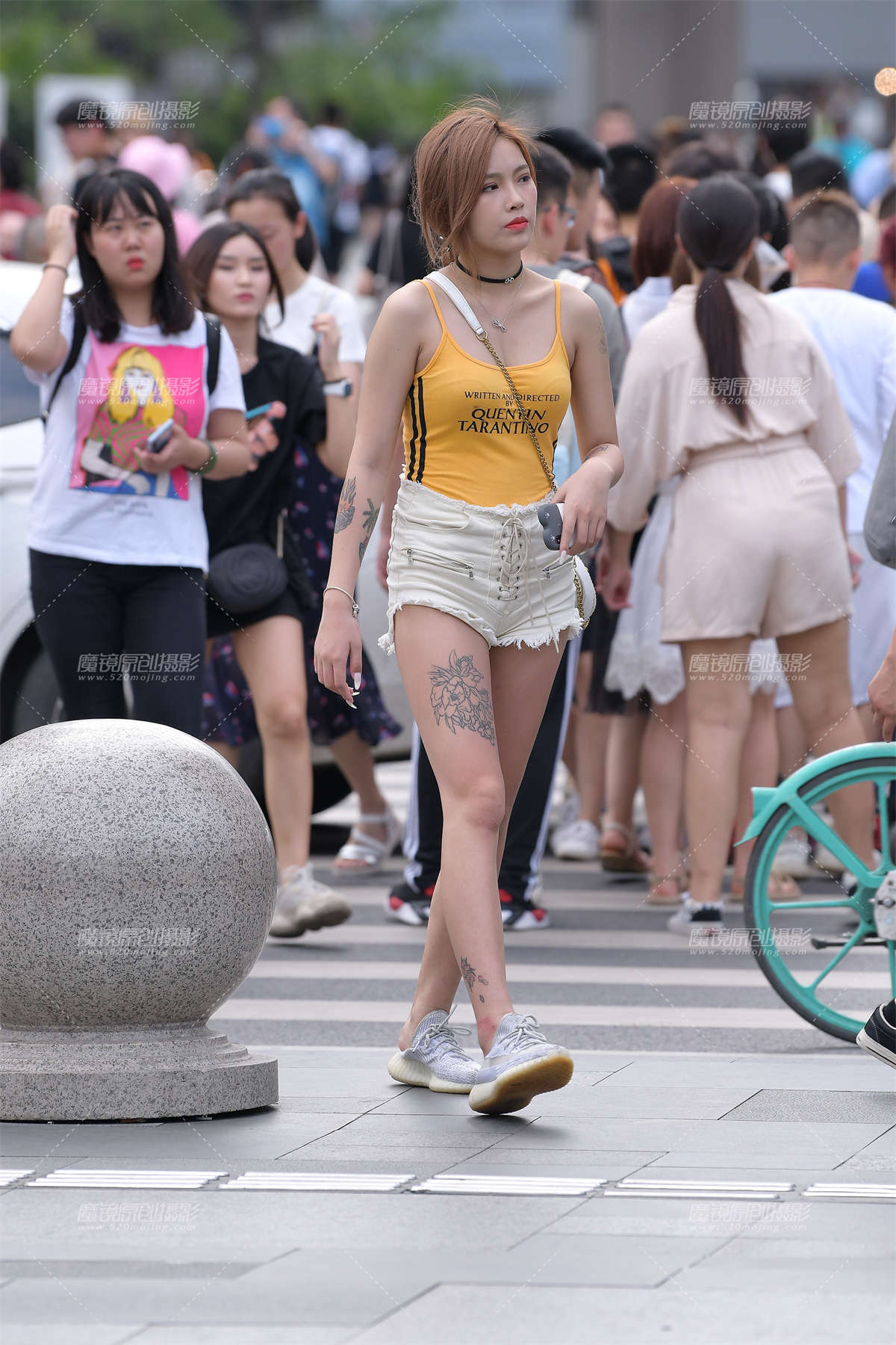 【视觉冲击赛贴】穿椰子鞋的性感热裤美眉-日更街拍