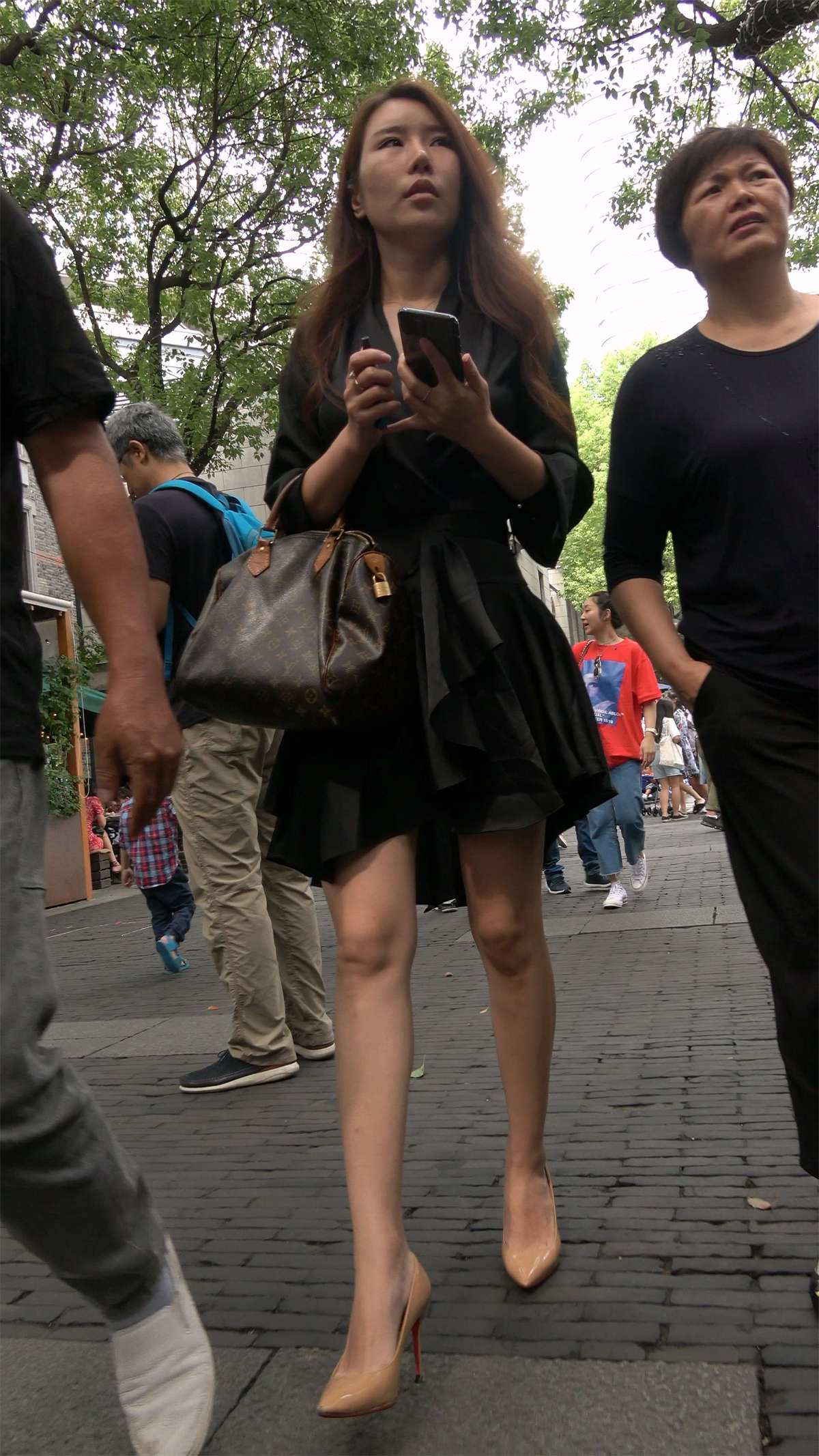 图片[2]-米色高跟美妇-日更街拍