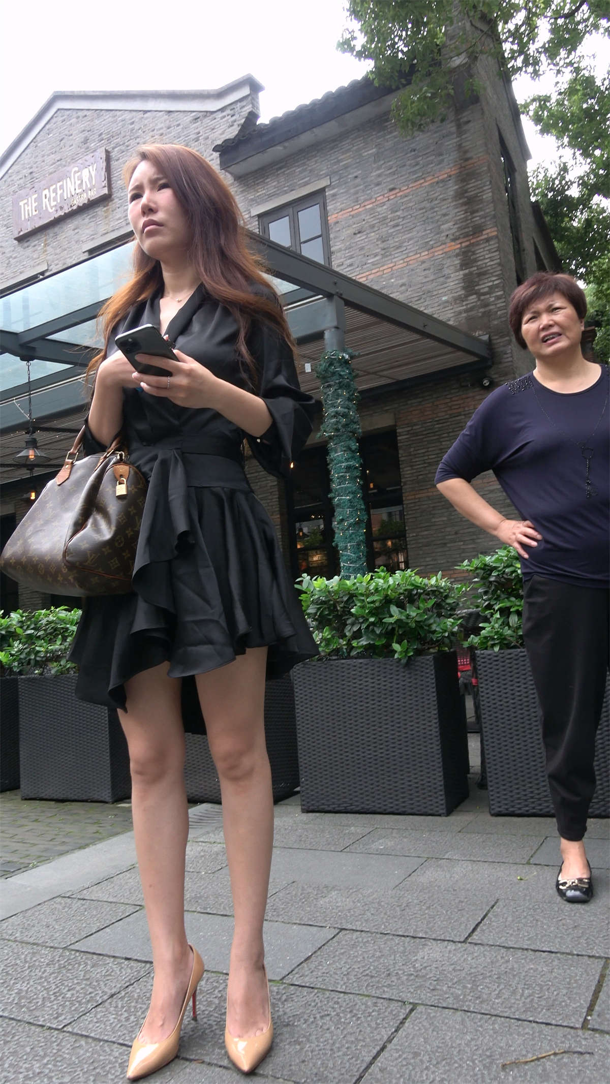 米色高跟美妇-日更街拍
