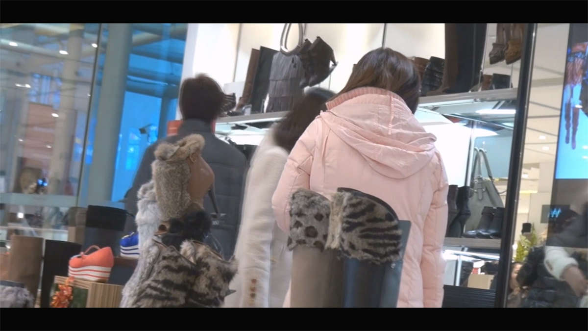 图片[2]-冬日商场美女裸足-日更街拍