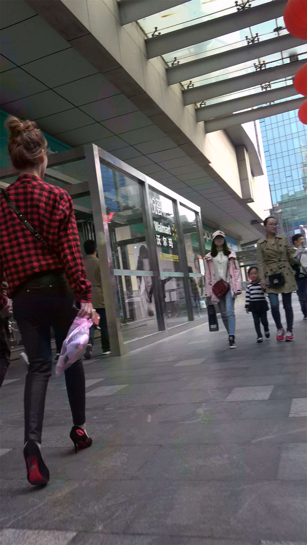 图片[2]-黑色皮裤美女-日更街拍