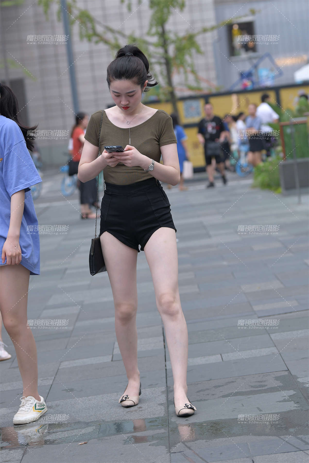 白嫩美腿美女-日更街拍