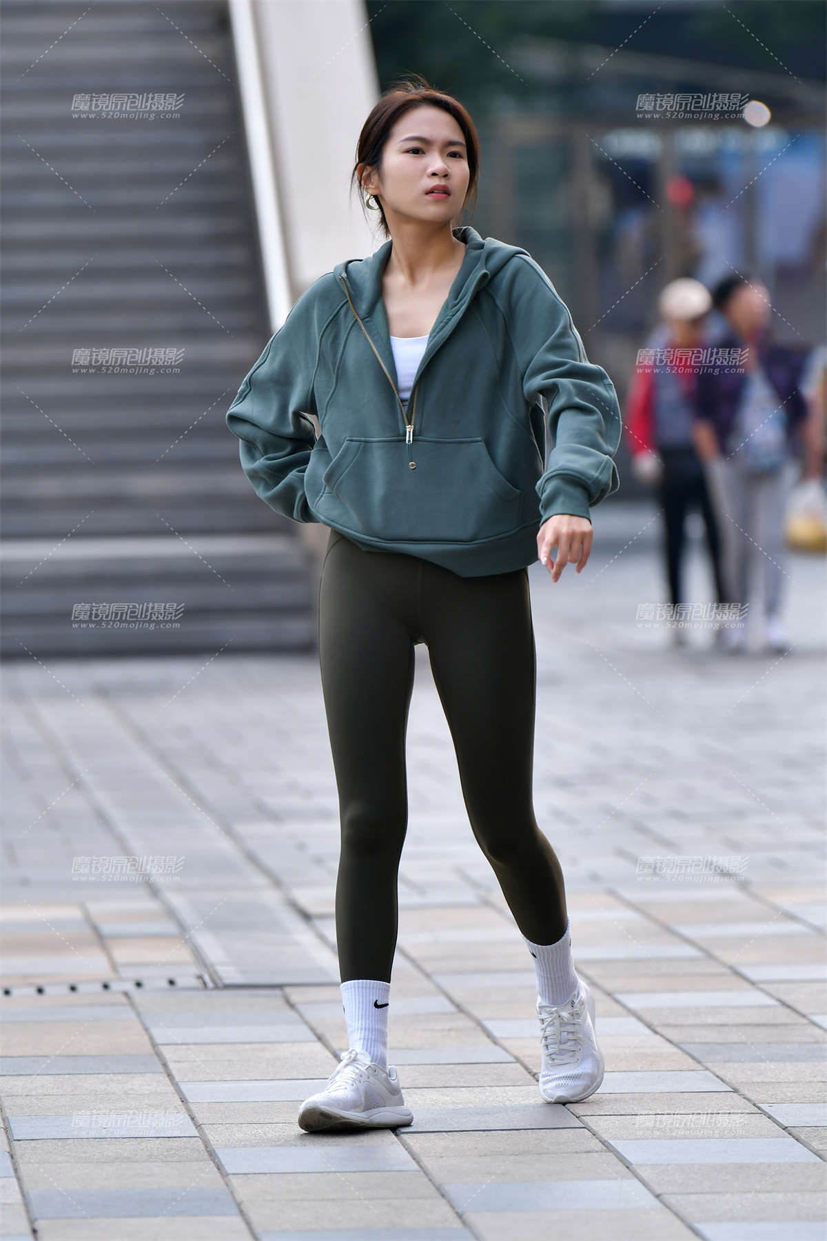 ★深绿长腿紧身裤美女-日更街拍