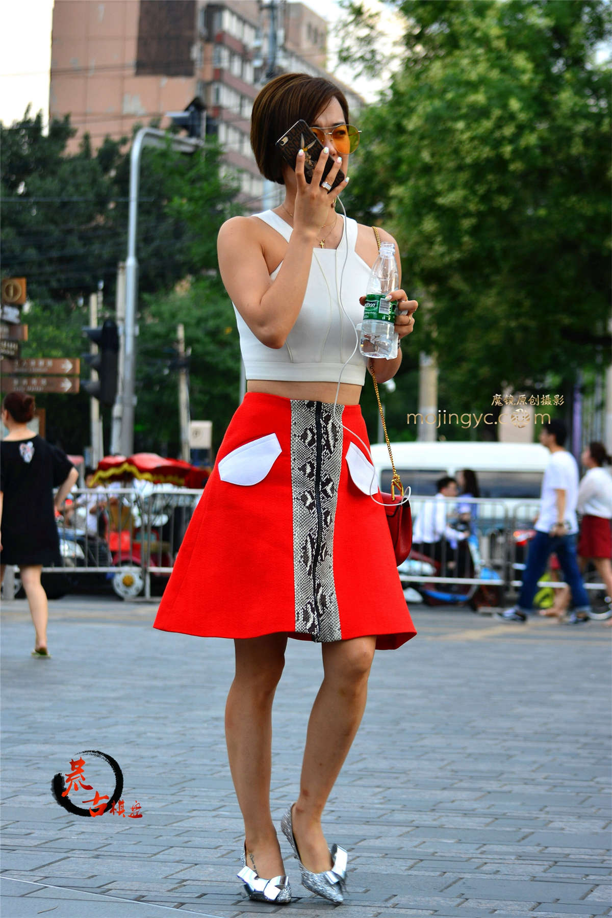 8-19 红色小短裙-日更街拍