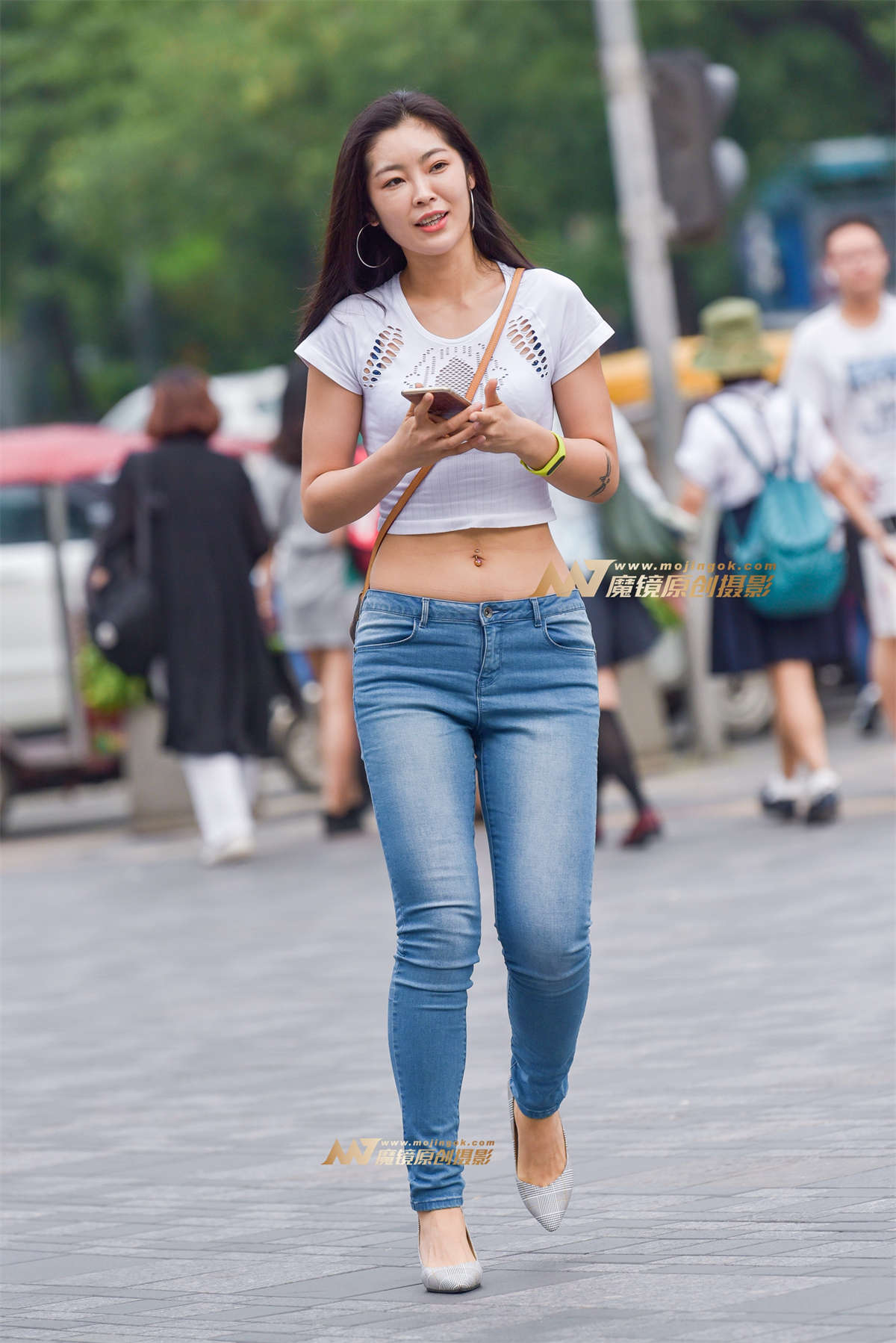 【赛德克赛帖】身材高挑的性感低腰仔裤美女-日更街拍