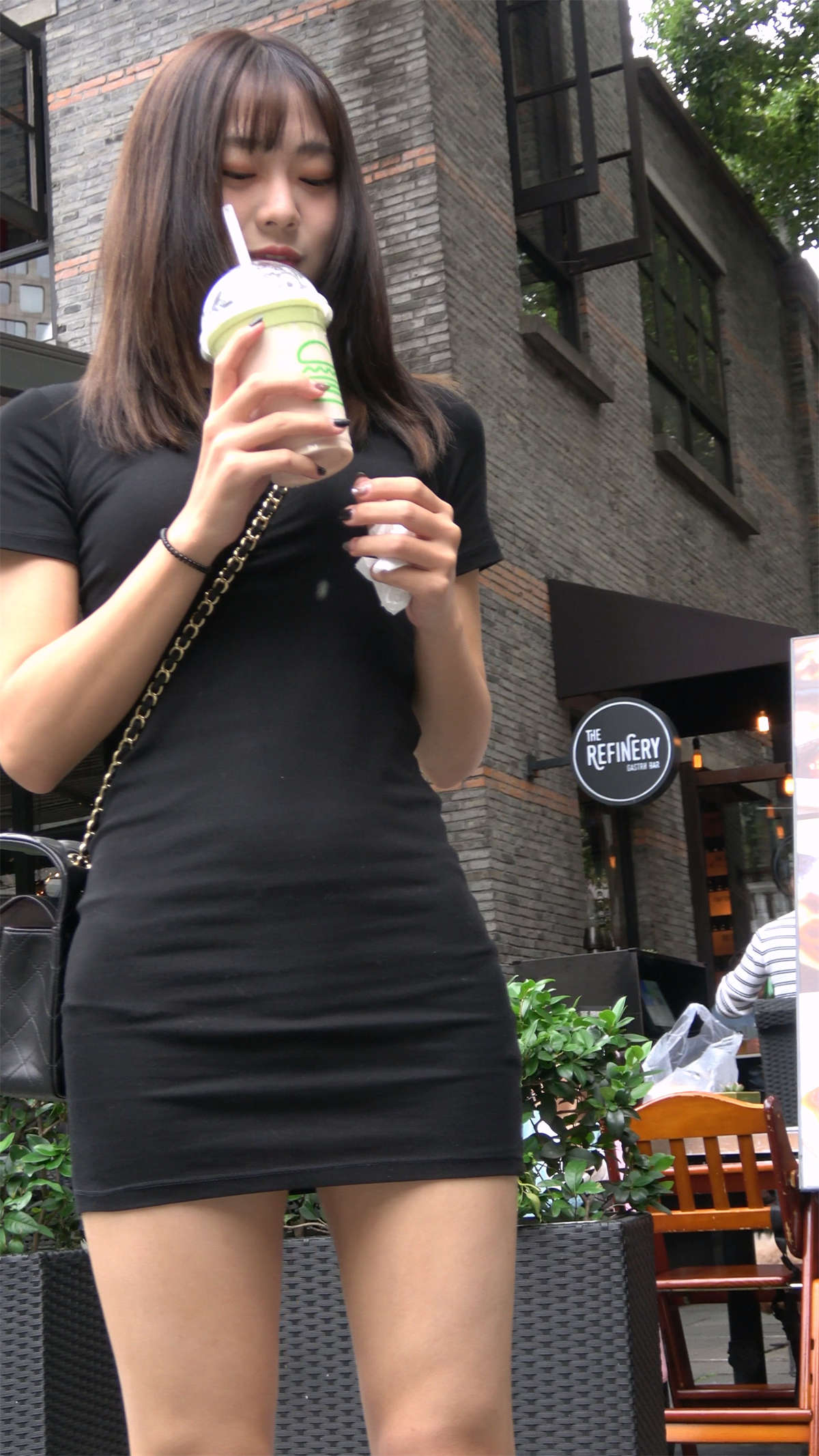 漂亮的高颜值包臀裙小妹-日更街拍