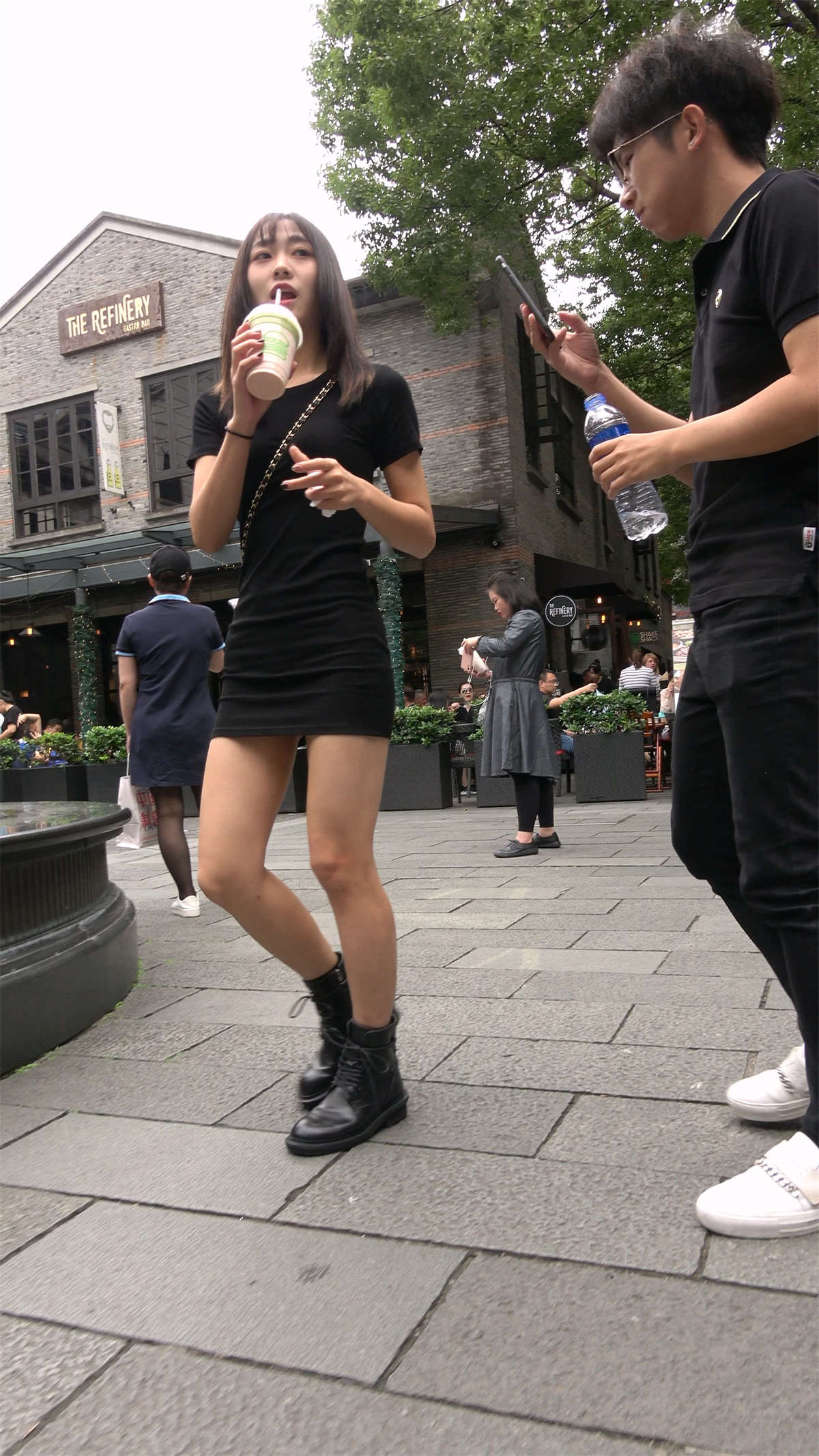 图片[2]-漂亮的高颜值包臀裙小妹-日更街拍