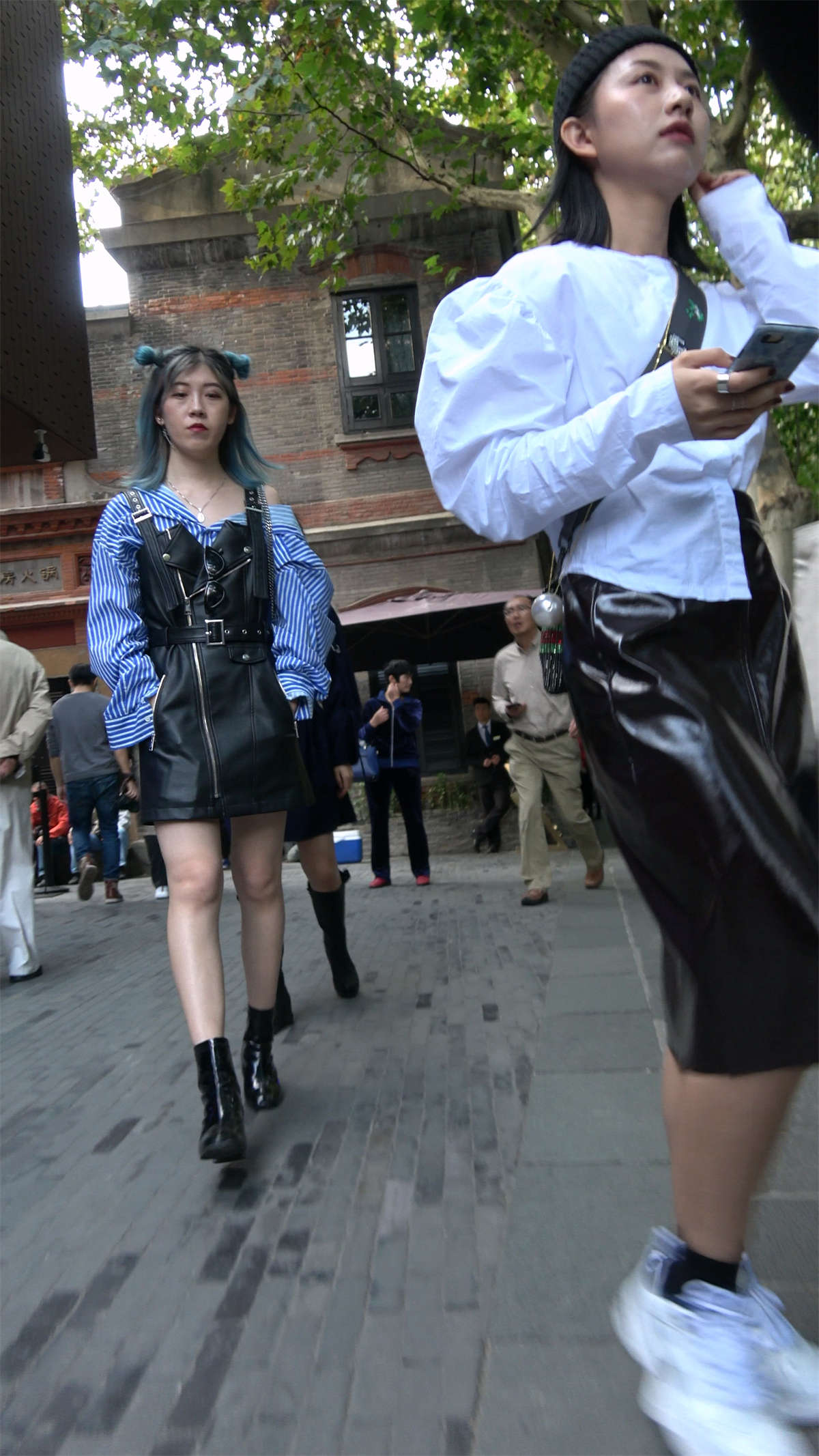 图片[2]-美腿皮裙美女-日更街拍