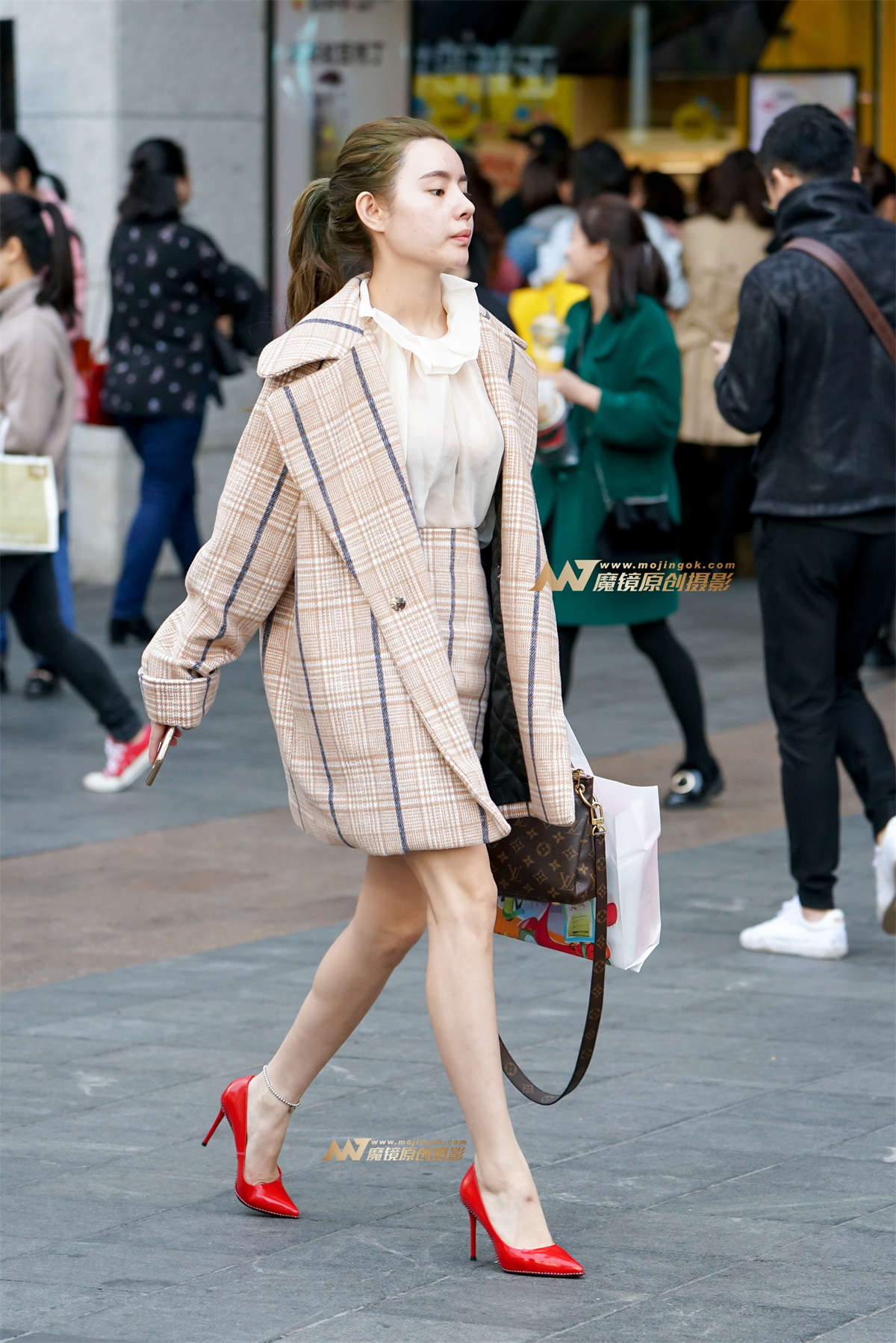 透明寸衫，在阳光下若隐若现-日更街拍