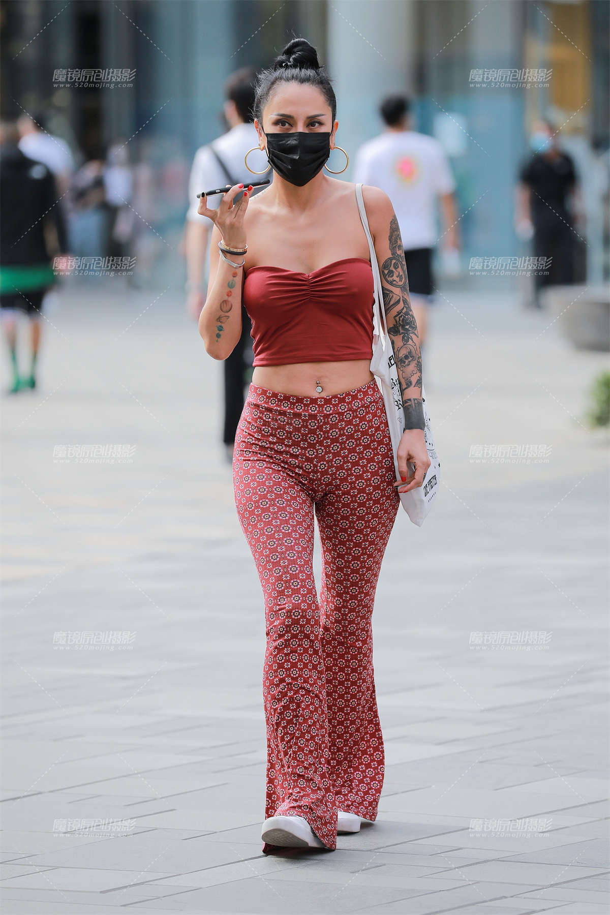 【玻璃赛帖】红色紧身裤-日更街拍