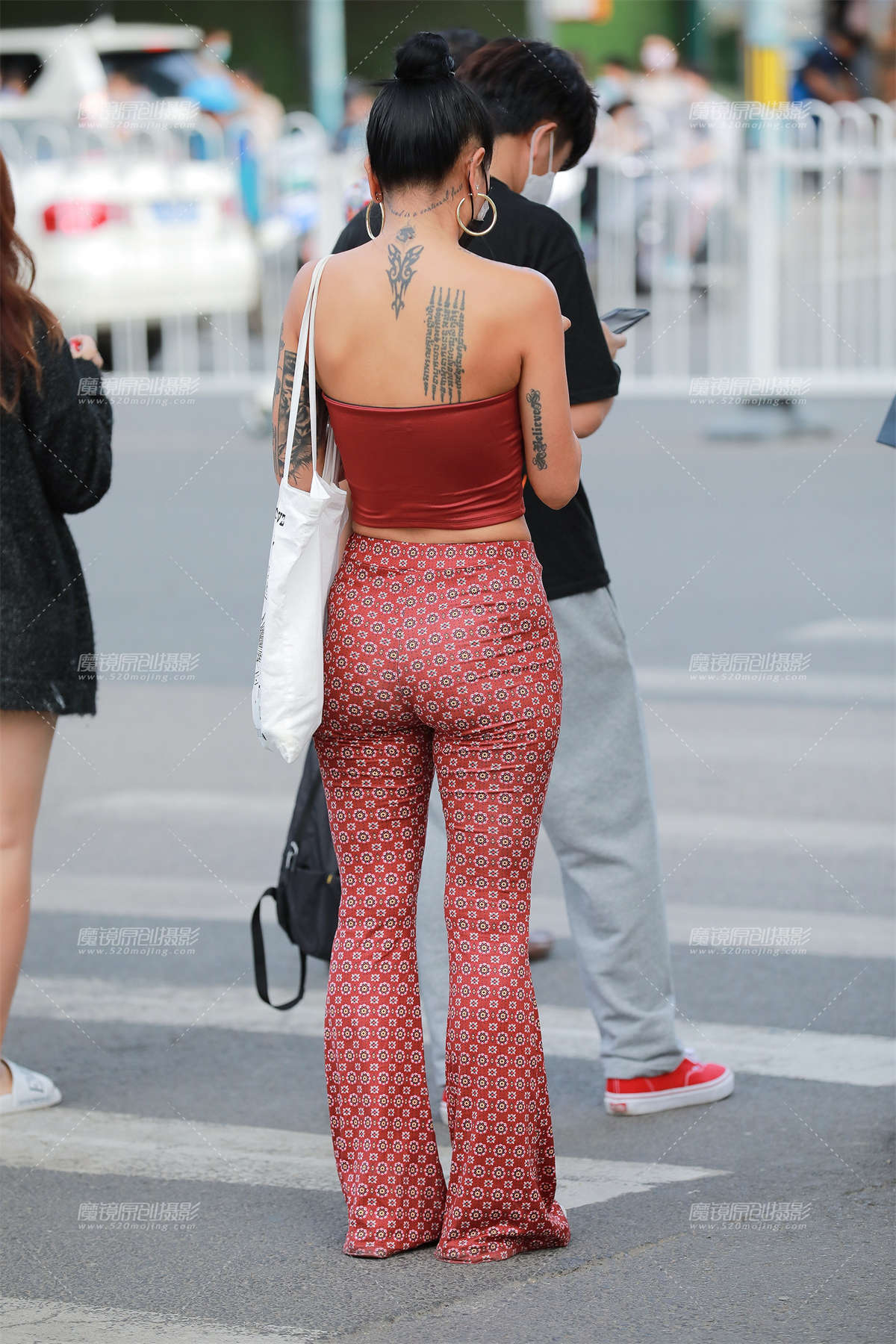 图片[2]-【玻璃赛帖】红色紧身裤-日更街拍