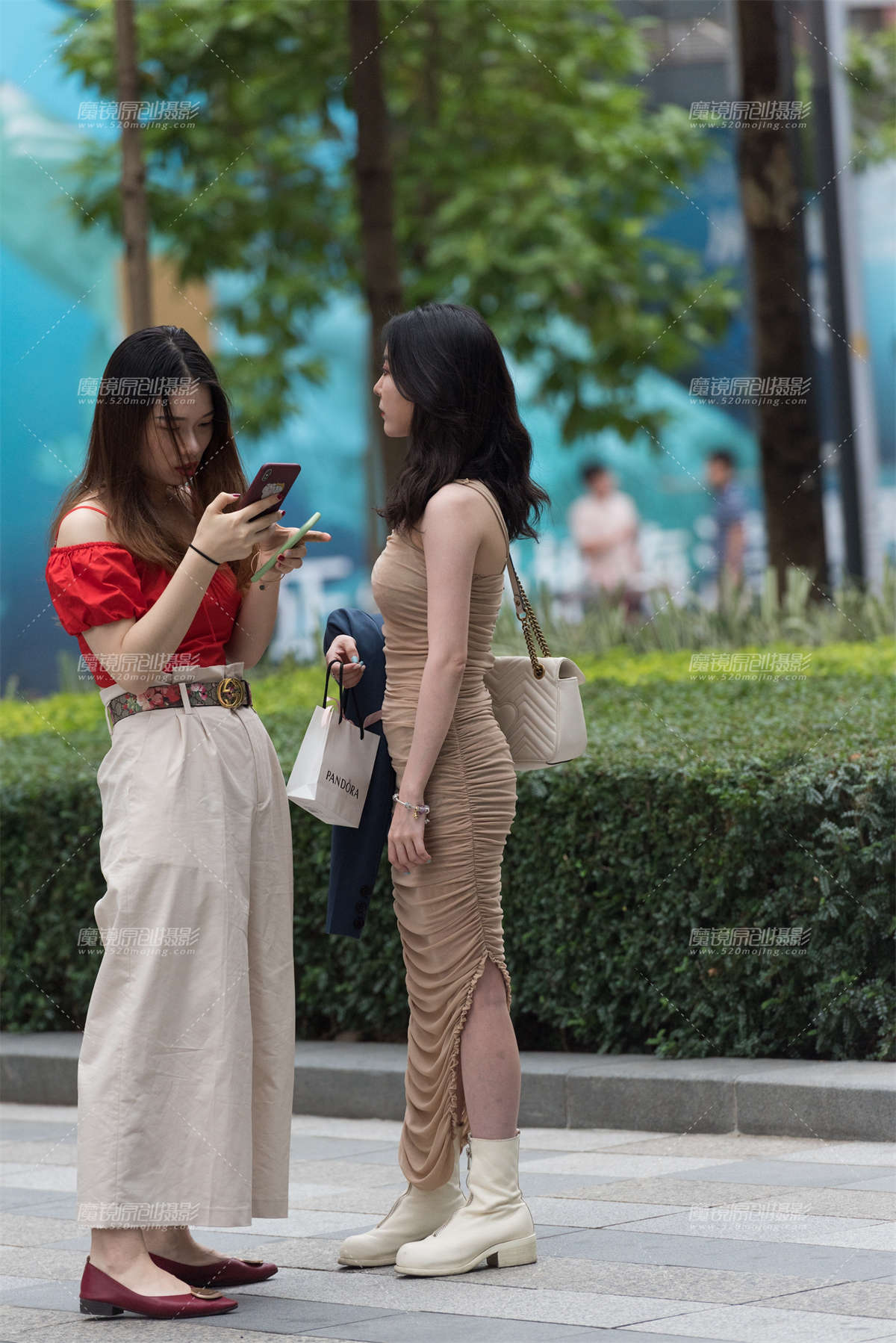 闺蜜一起逛街-日更街拍