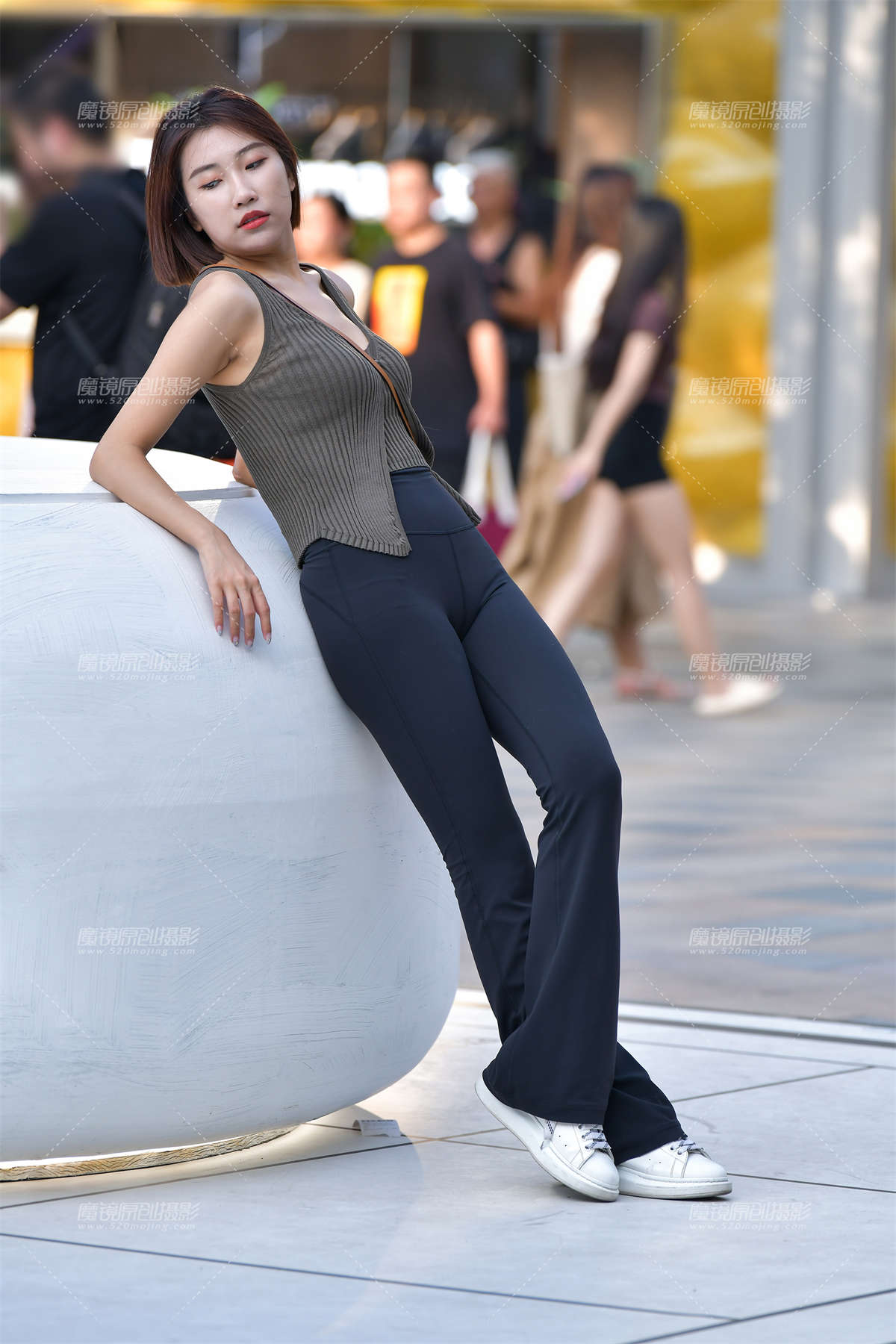 ★甜美拍照紧身裤美女-日更街拍