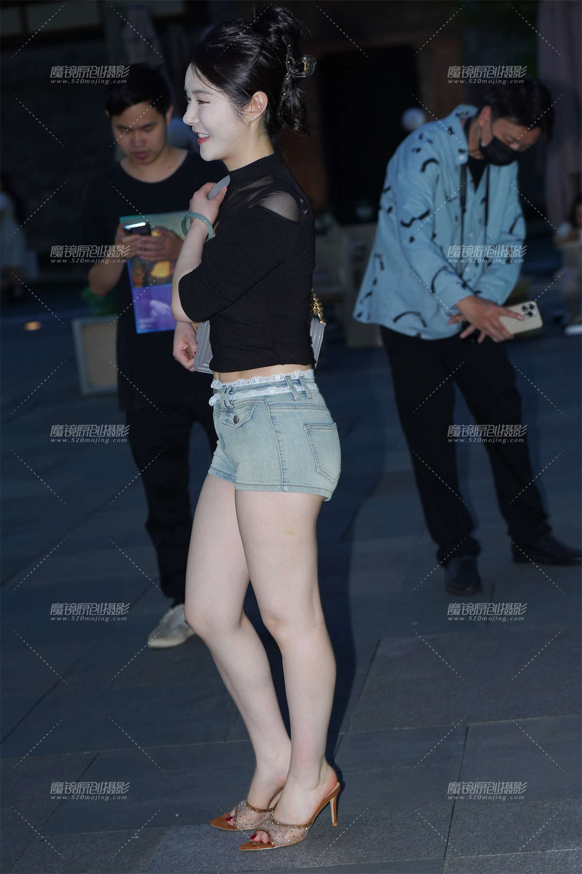 热裤大白腿-日更街拍