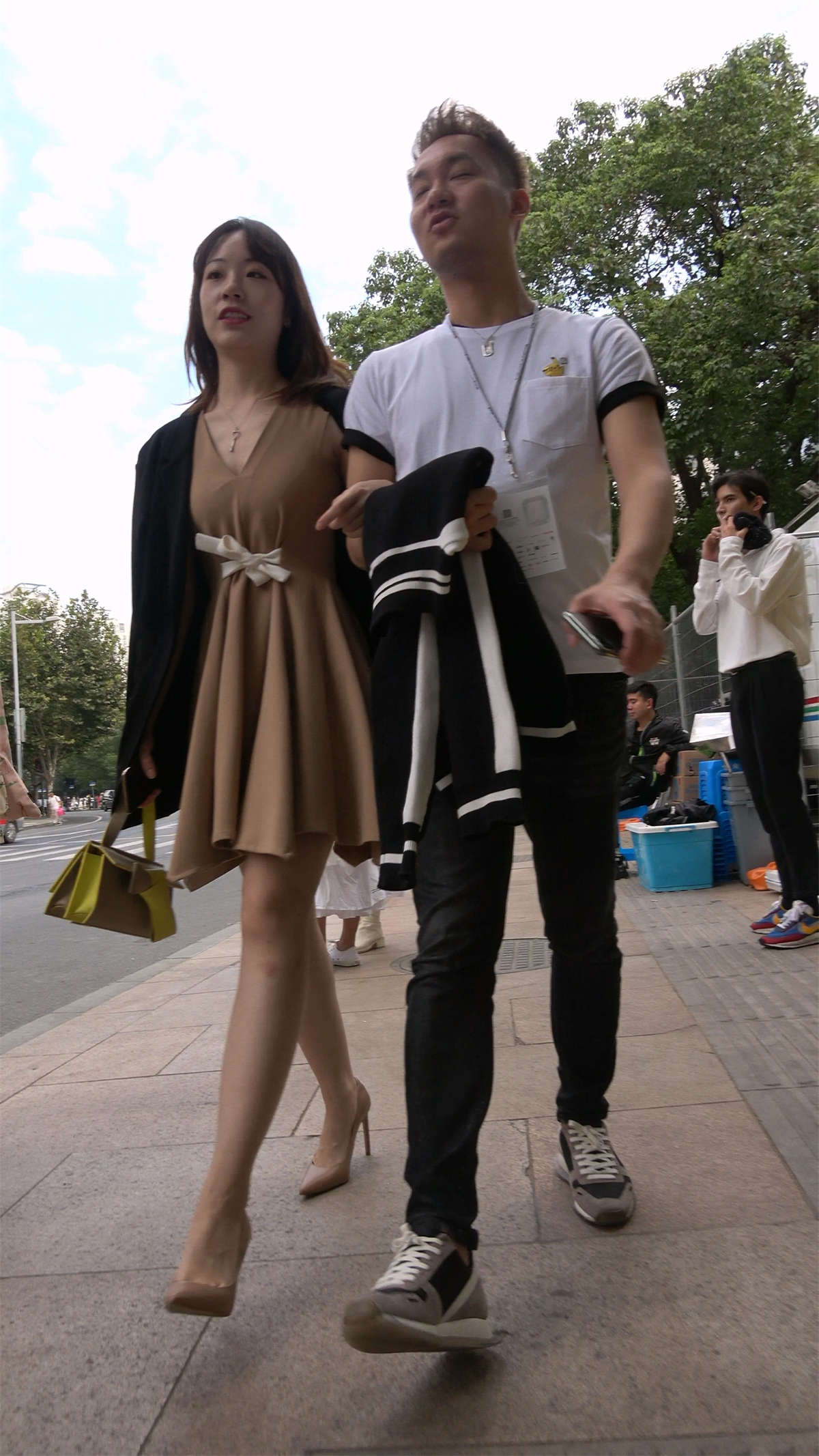 时尚的连衣裙美女-日更街拍