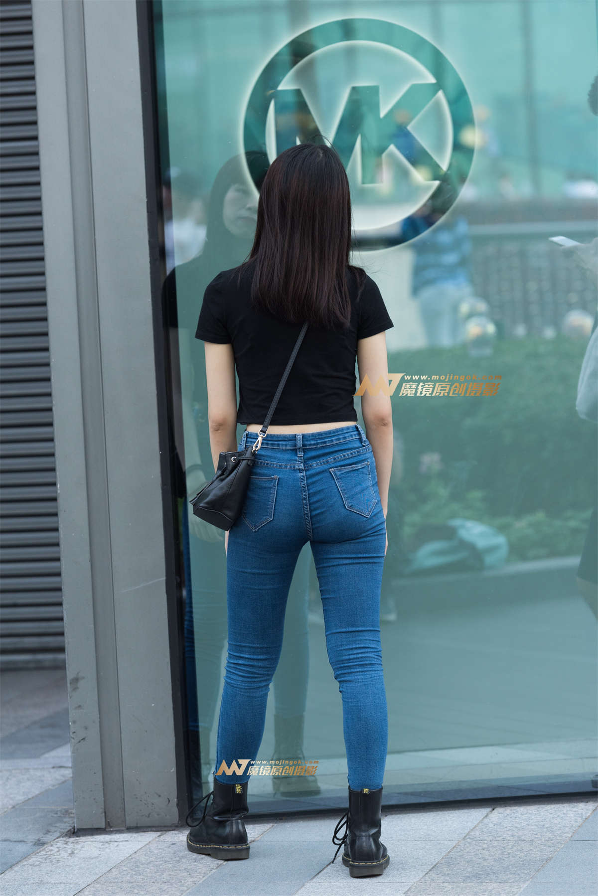 图片[2]-紧身牛子美女-日更街拍