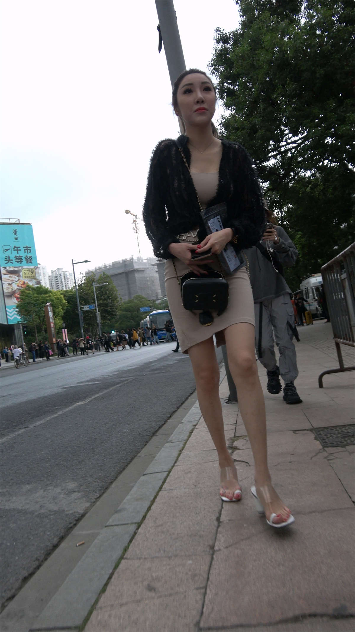 图片[2]-性感的开叉包臀裙美女-日更街拍