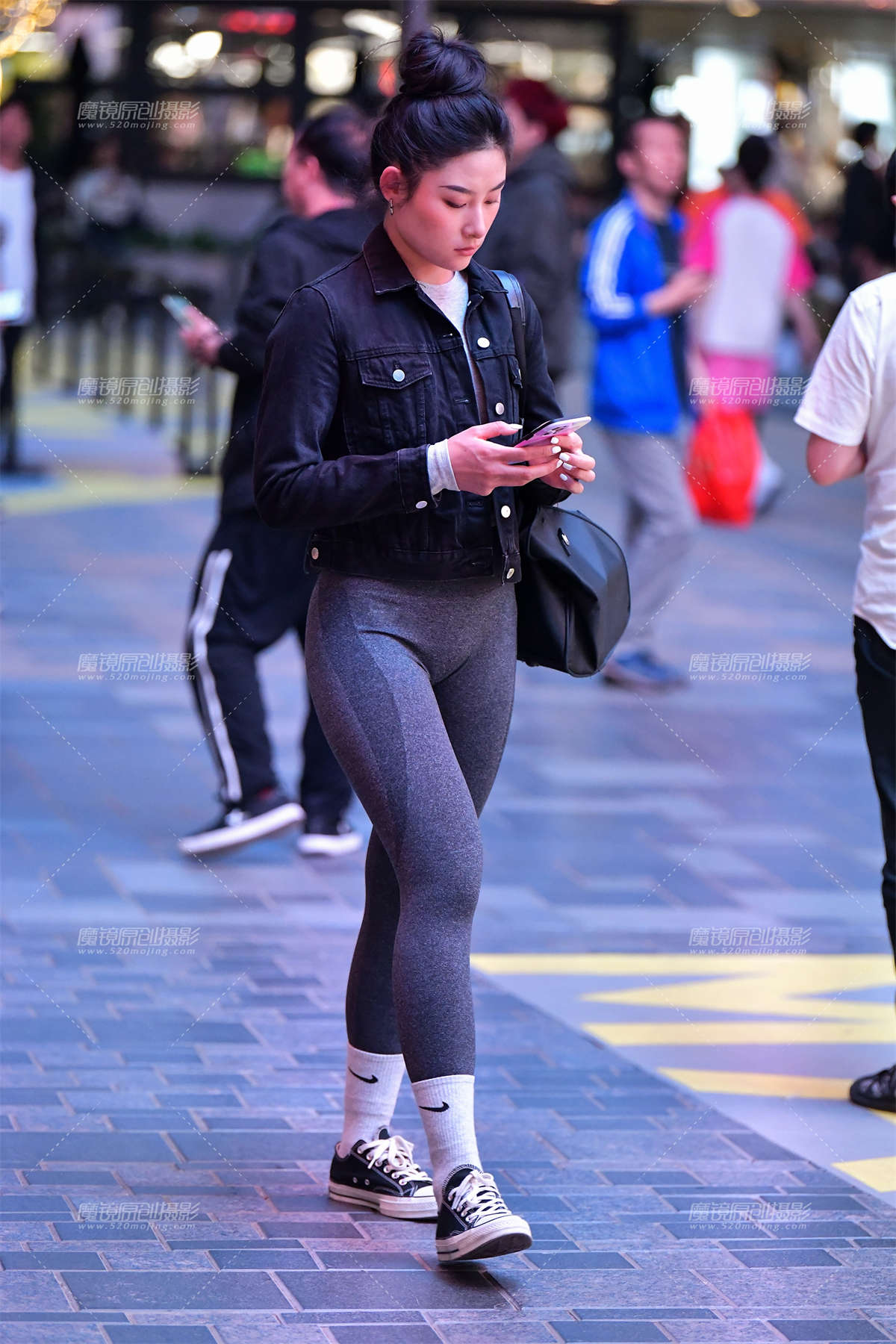 ★挽发瑜伽紧身裤美女-日更街拍