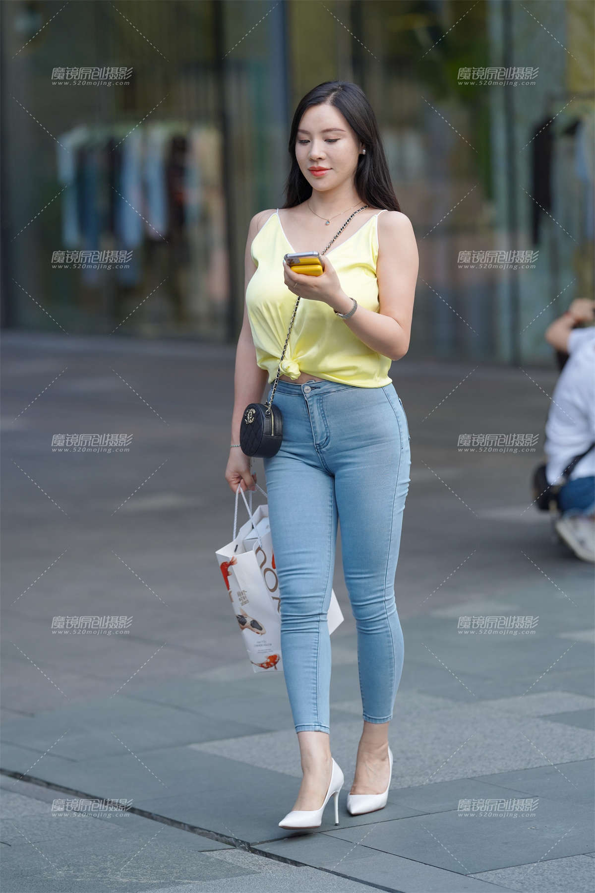 翘臀牛仔裤-日更街拍