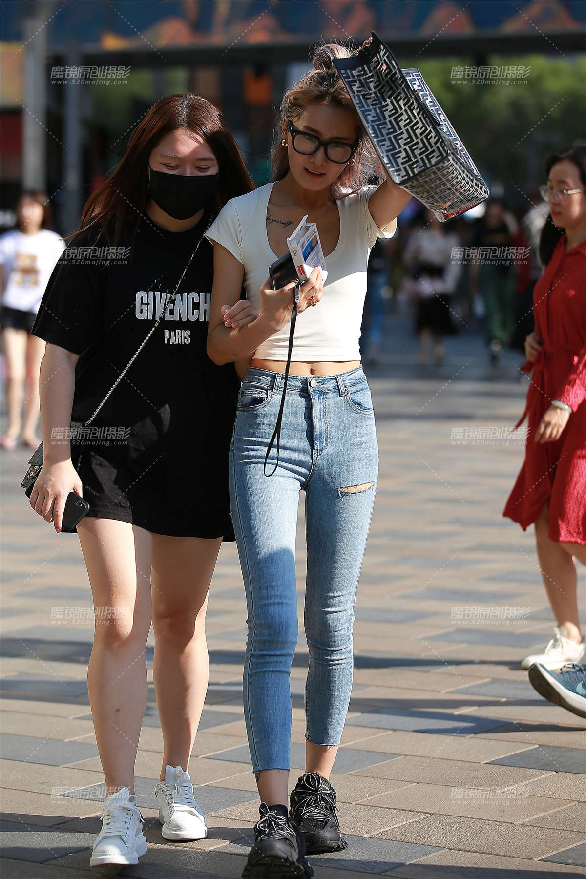 牛仔裤美女-日更街拍