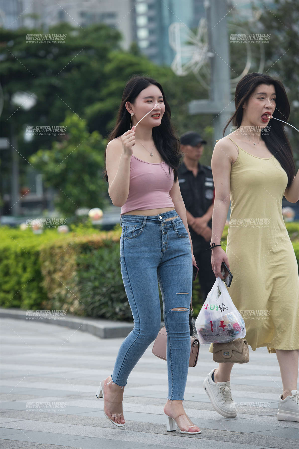 你喜欢吃棒棒糖吗-日更街拍