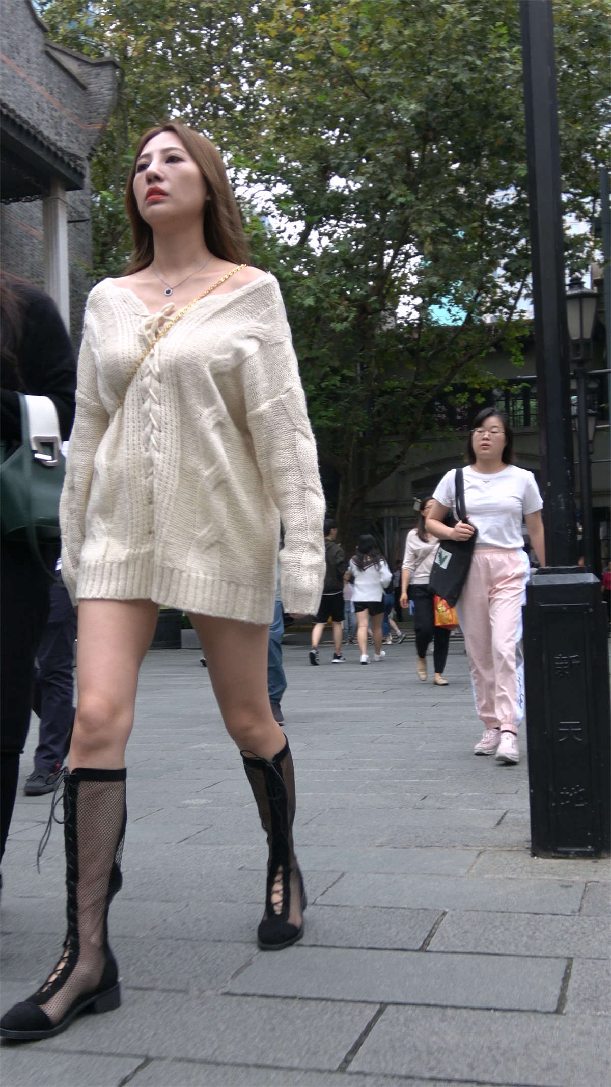 针织毛衣美腿靓女-日更街拍