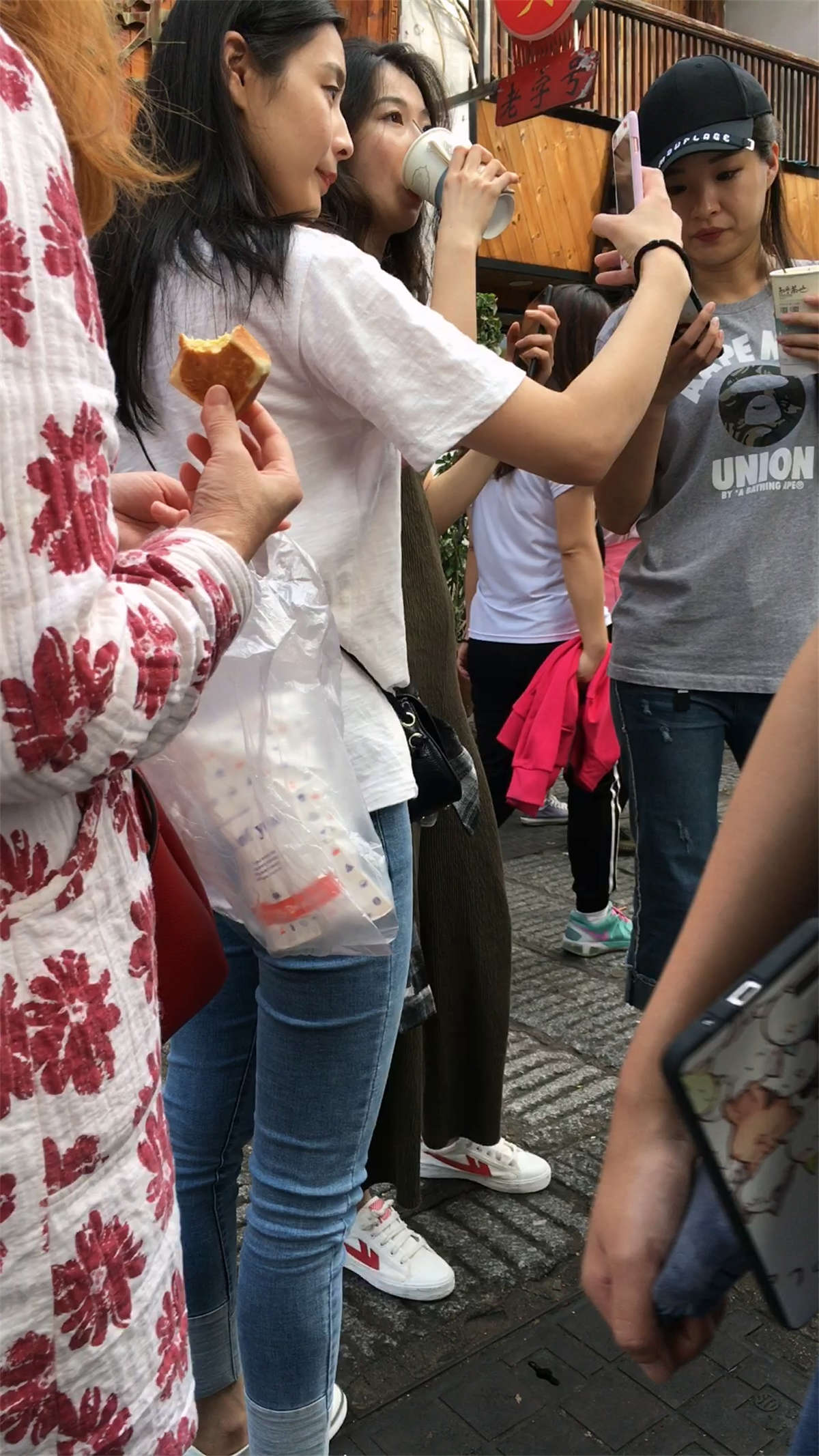 图片[2]-白T恤紧身蓝牛娇小身材可爱美女-日更街拍