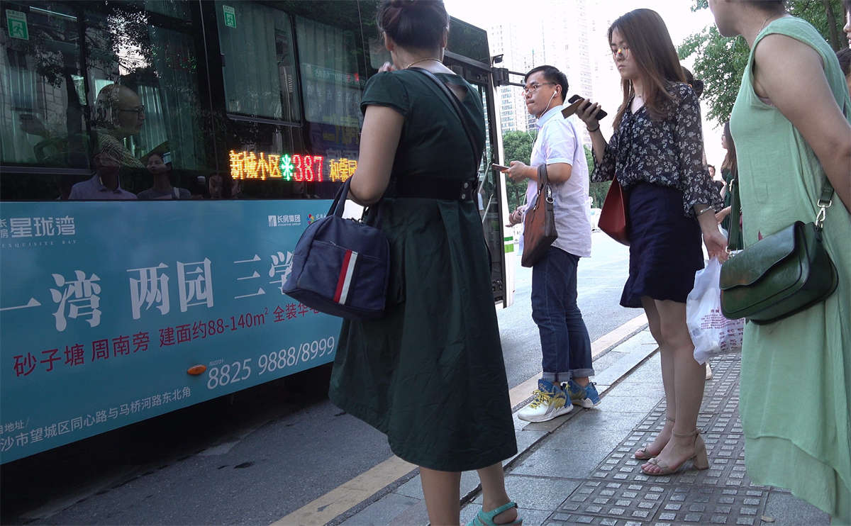凉高跟眼镜妹-日更街拍