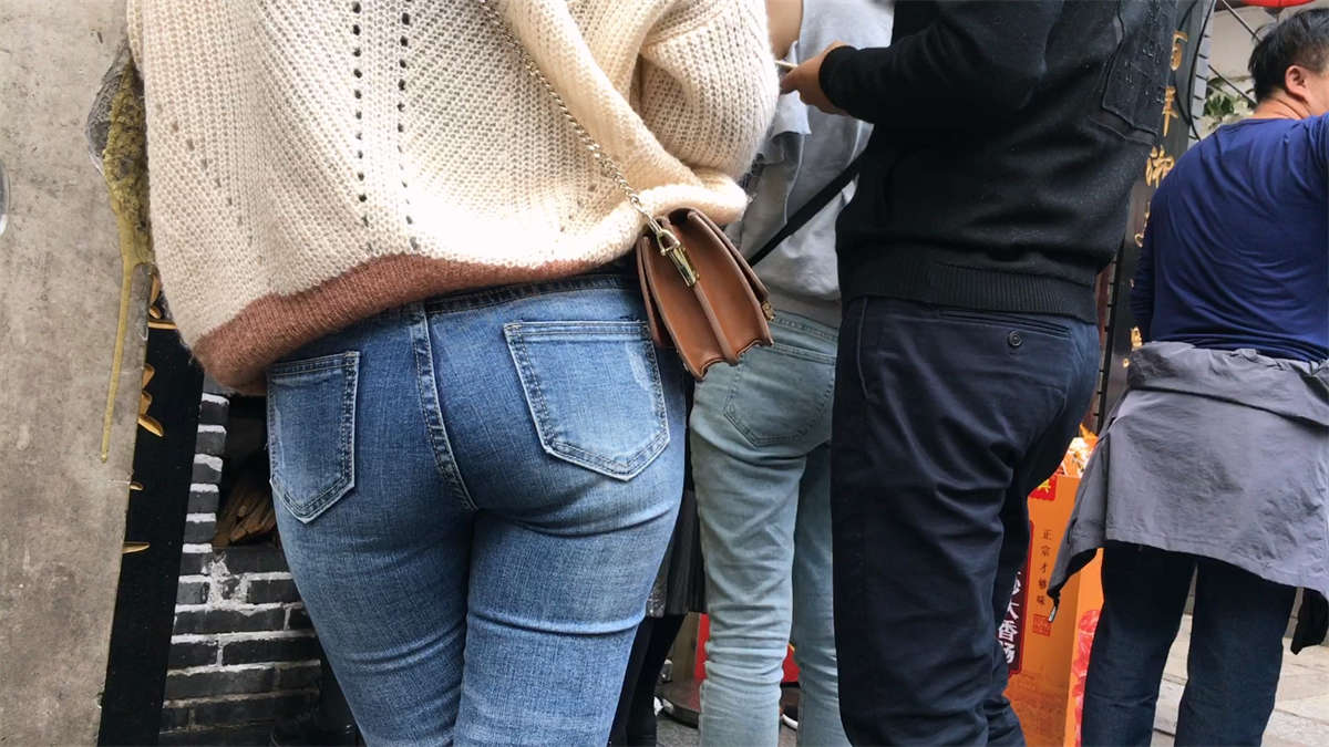超紧绷蓝色牛仔裤丰腴美臀美女-日更街拍