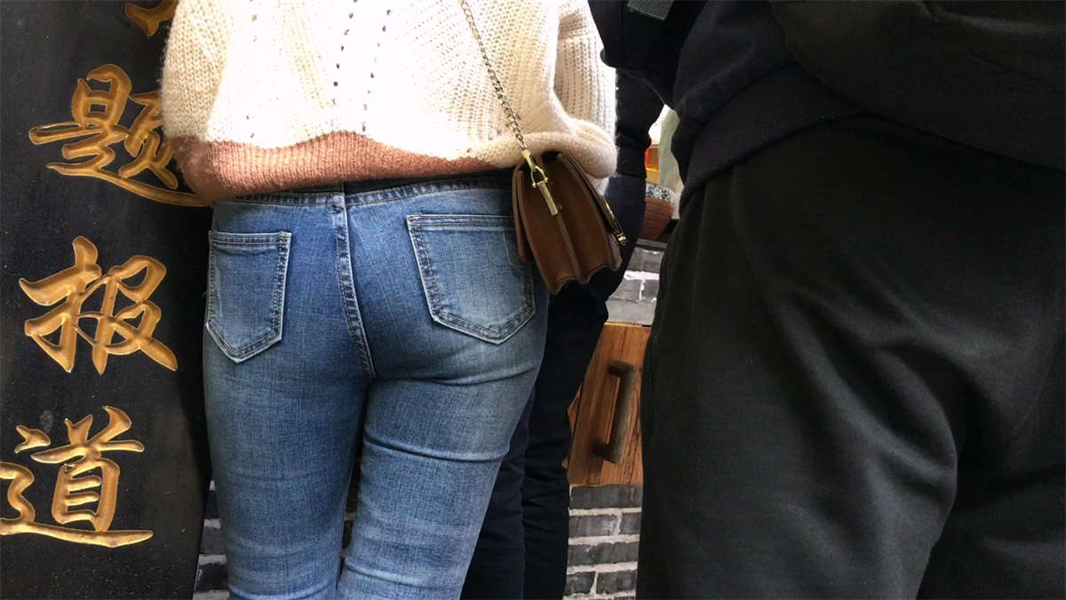 图片[2]-超紧绷蓝色牛仔裤丰腴美臀美女-日更街拍