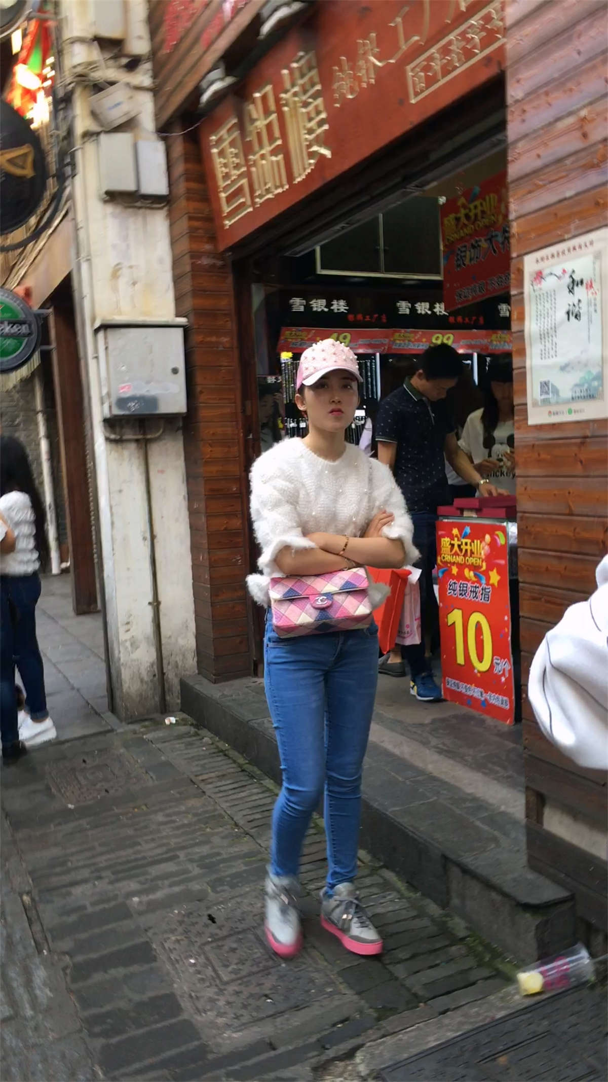 身材和样貌都很极品的蓝牛翘臀美女-日更街拍