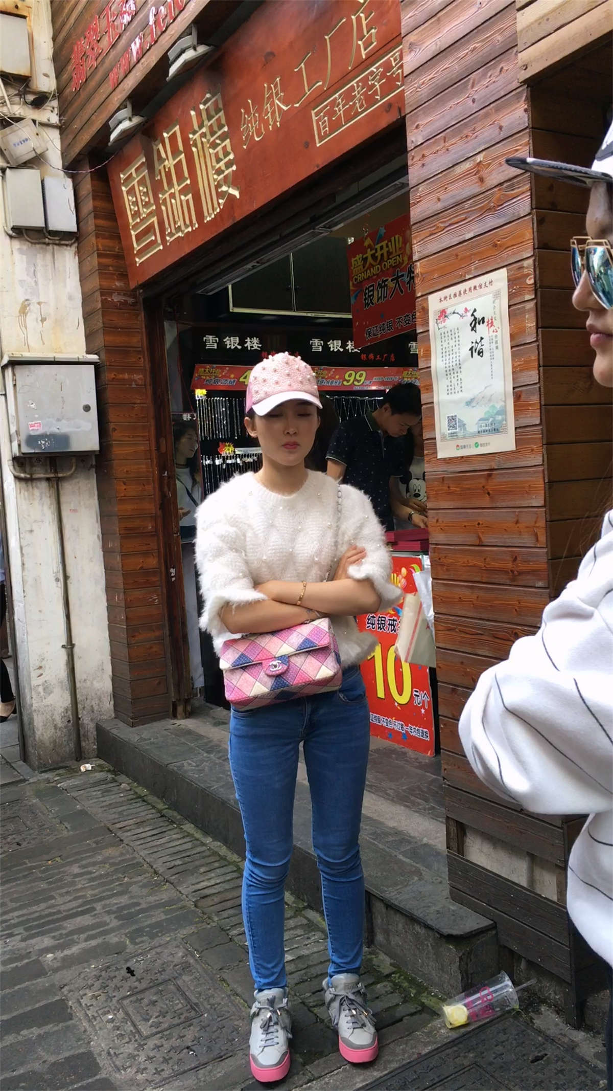 图片[2]-身材和样貌都很极品的蓝牛翘臀美女-日更街拍