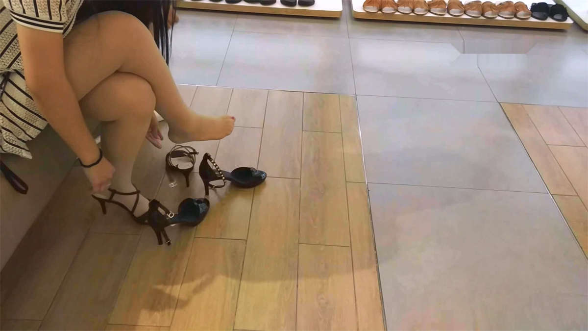 图片[2]-鞋店试鞋的情形太美了-日更街拍