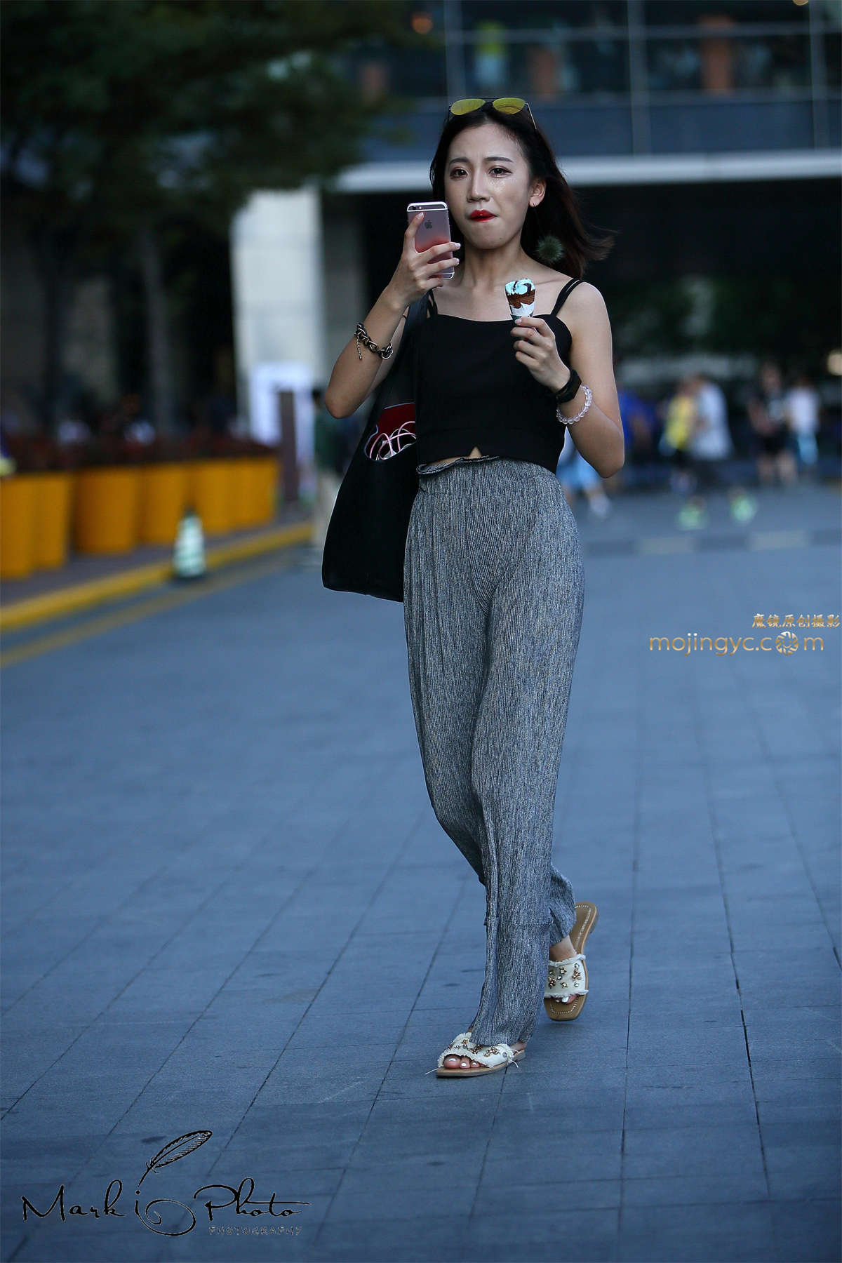 黑色小背心灰色连衣裤-日更街拍