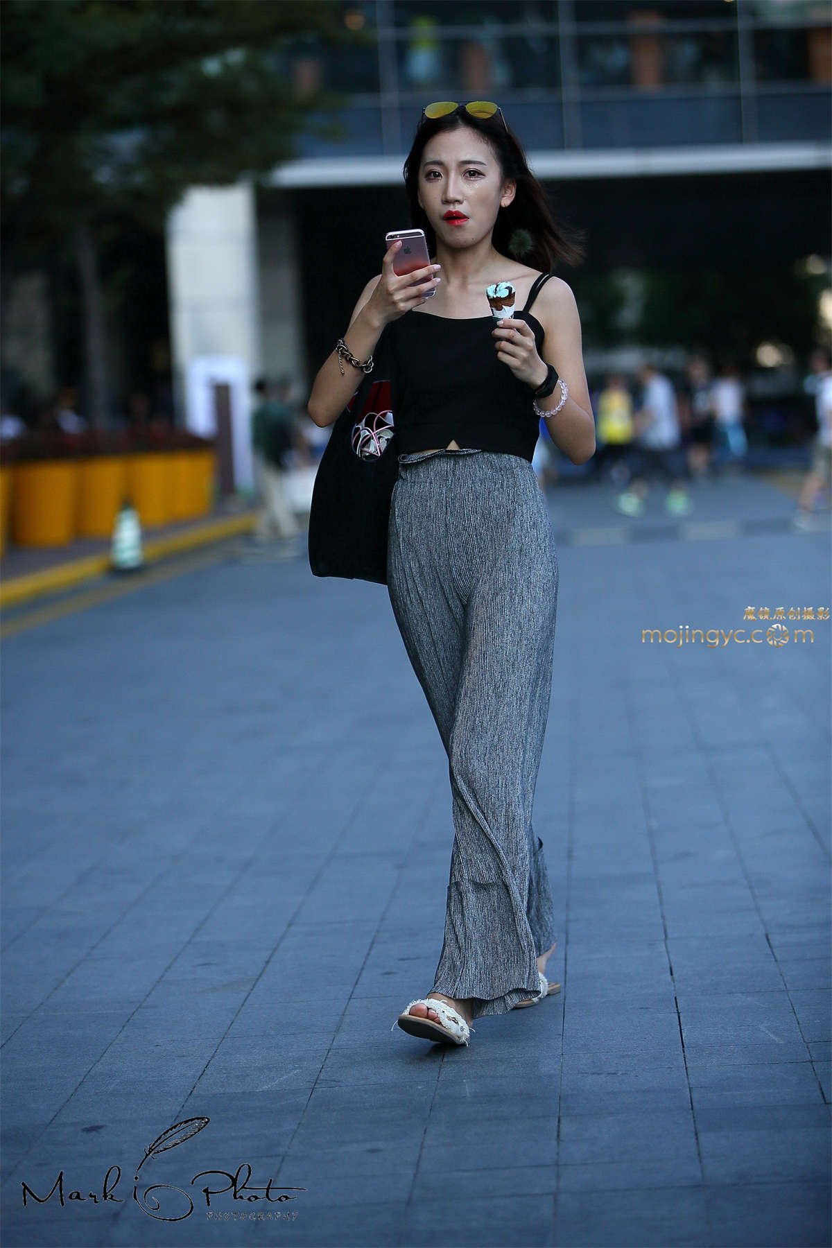 图片[2]-黑色小背心灰色连衣裤-日更街拍