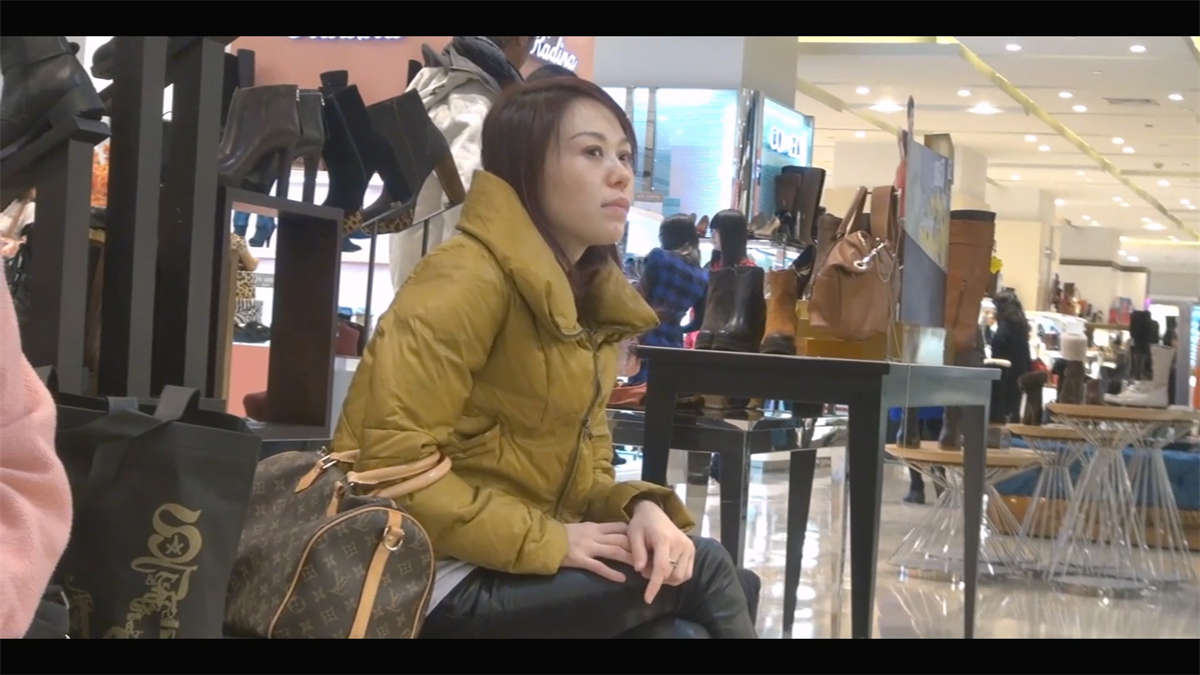 冬日裸足大都雪白粉嫩-日更街拍