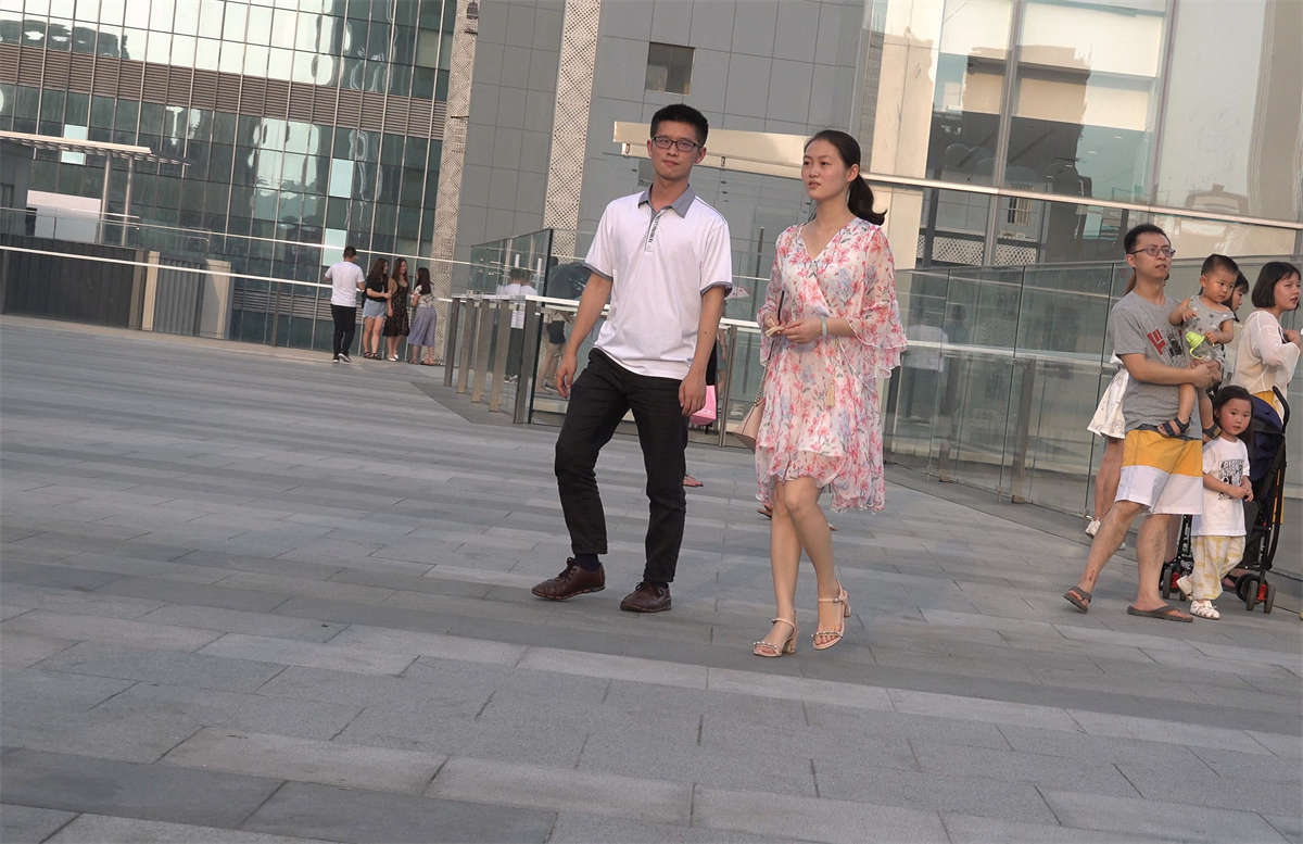 图片[2]-两位美女美足特写-日更街拍