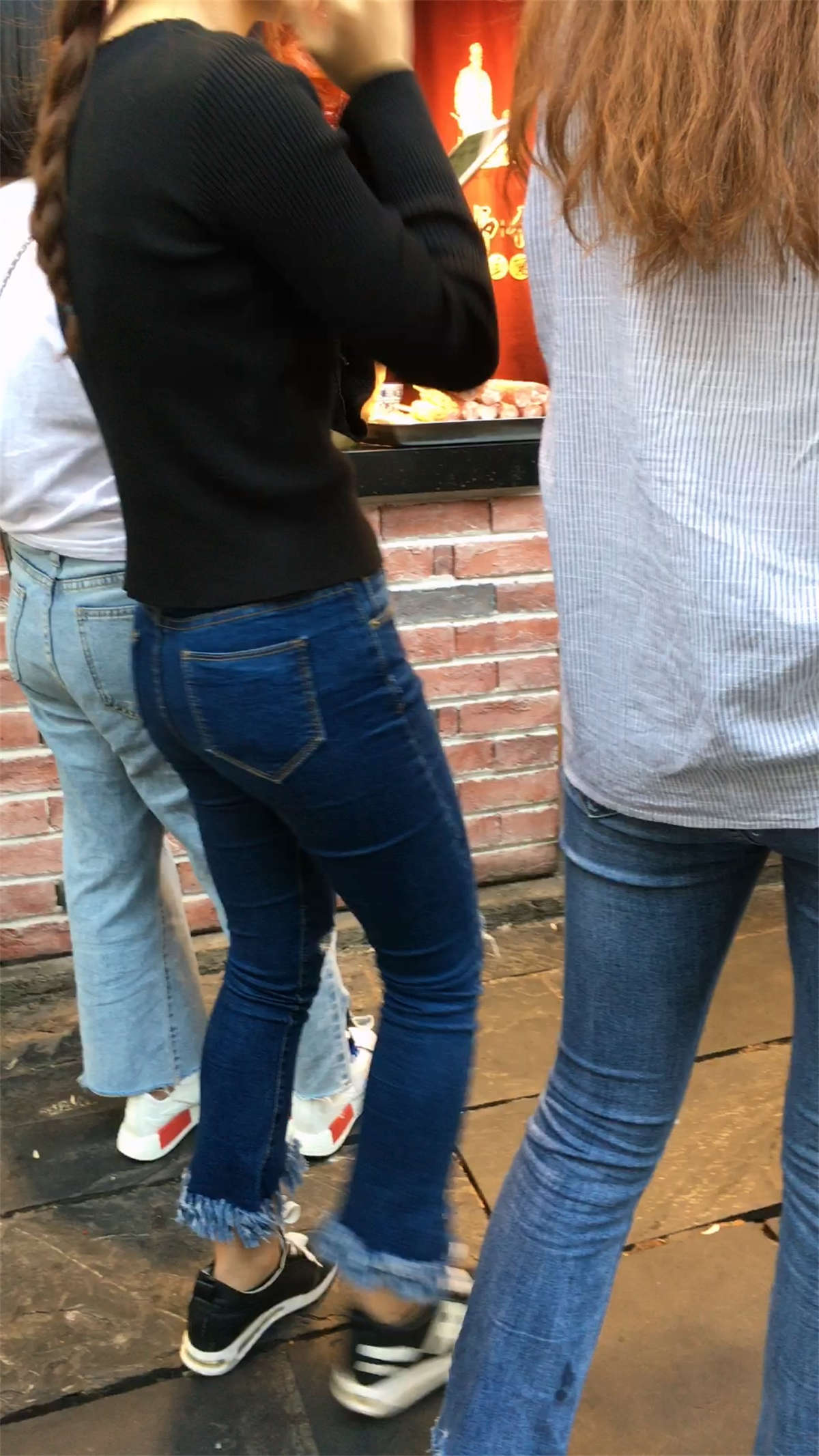 图片[2]-超紧身蓝色牛仔裤黑T恤美女-日更街拍