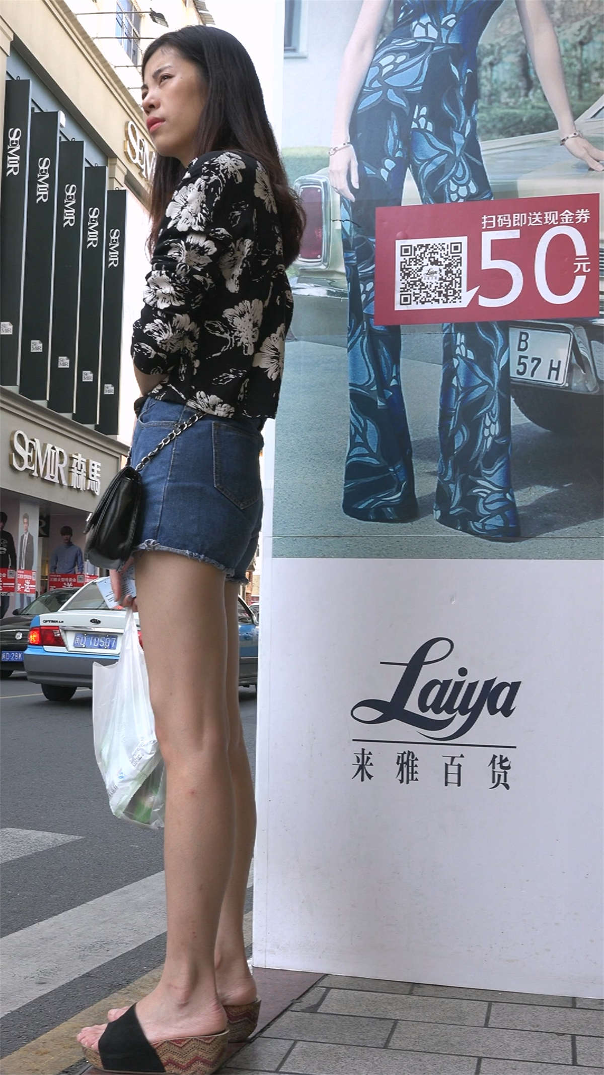 细长腿美女等公交-日更街拍