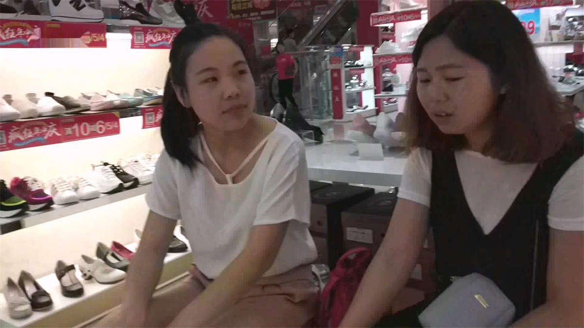 两个美丽的女子鞋店试鞋-日更街拍