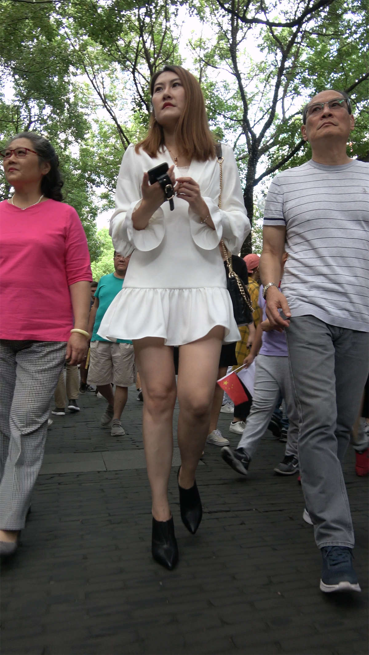 图片[2]-美腿短裙美眉-日更街拍