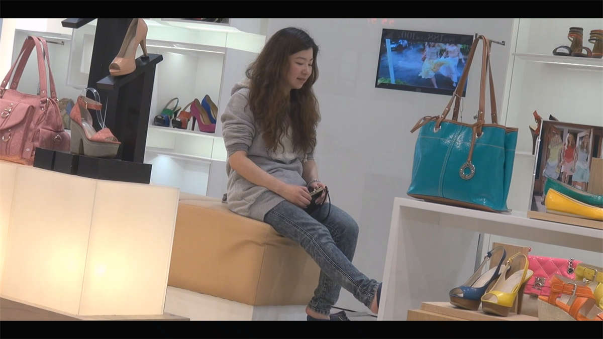 不停抖脚的美女-日更街拍