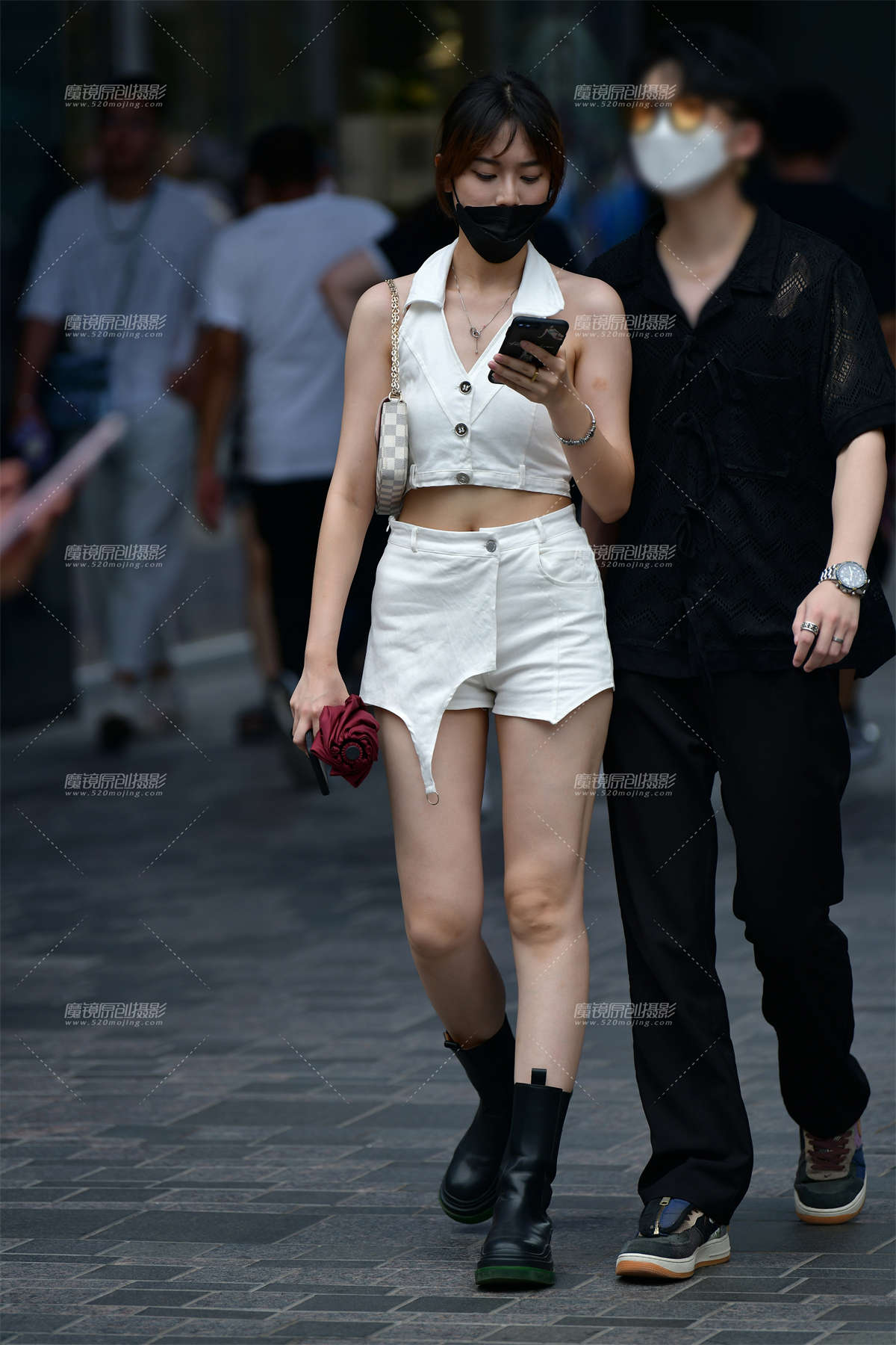 ★白皙热裤美女-日更街拍