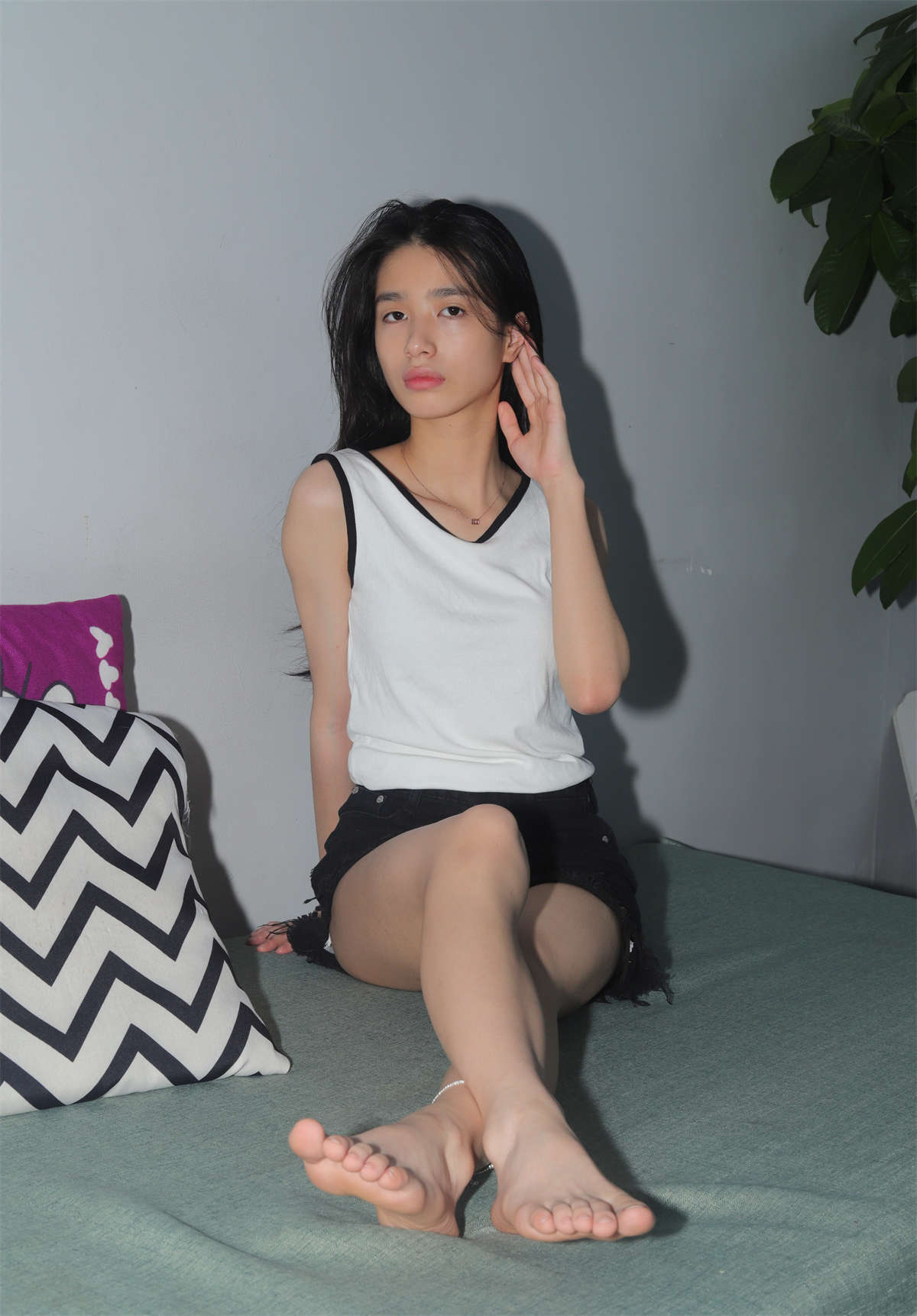 图片[2]-aapary摄影 No.149 美女小陈再次展示37码修长美脚-日更街拍