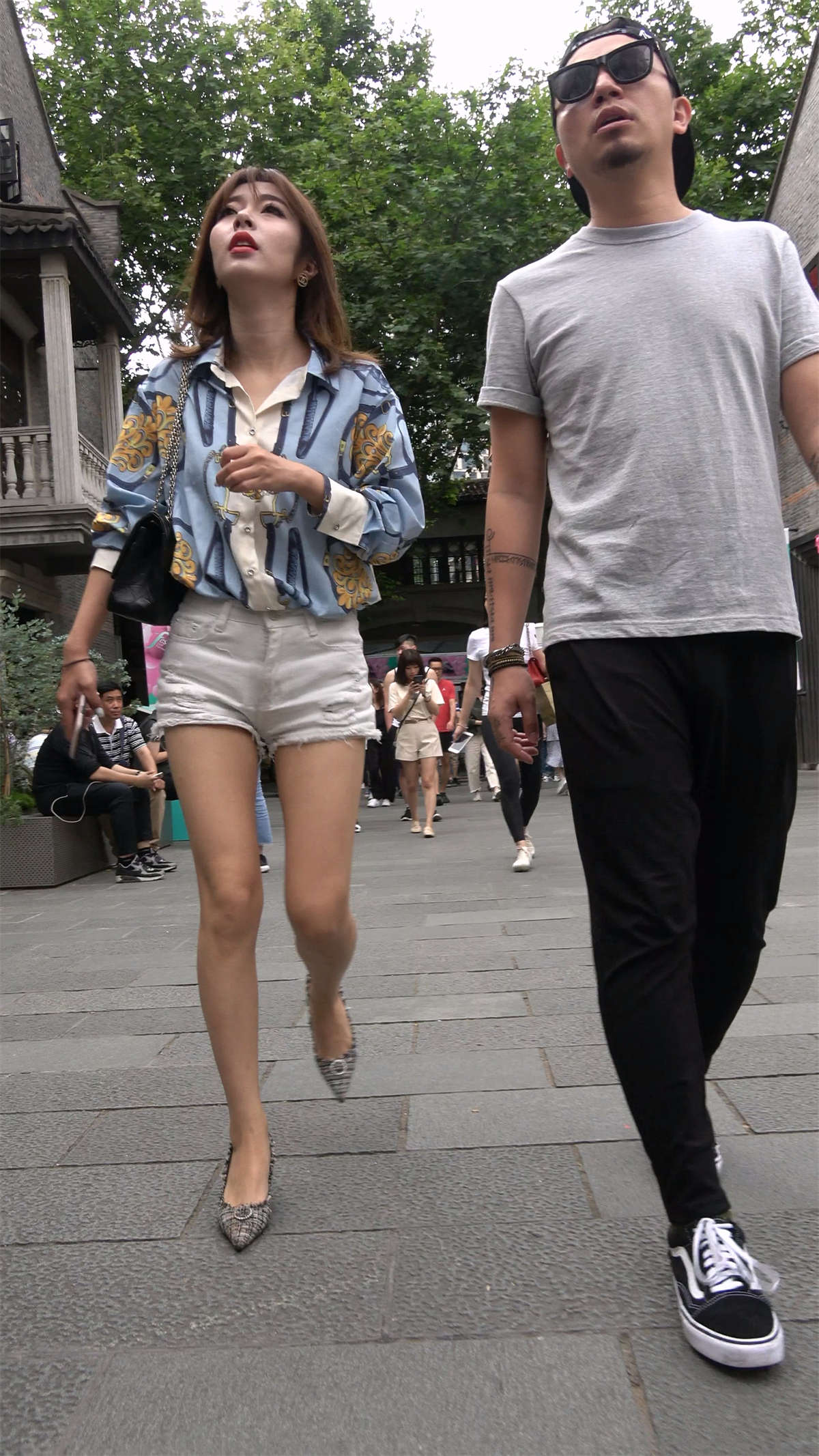 白短热裤尖嘴高跟鞋美女-日更街拍