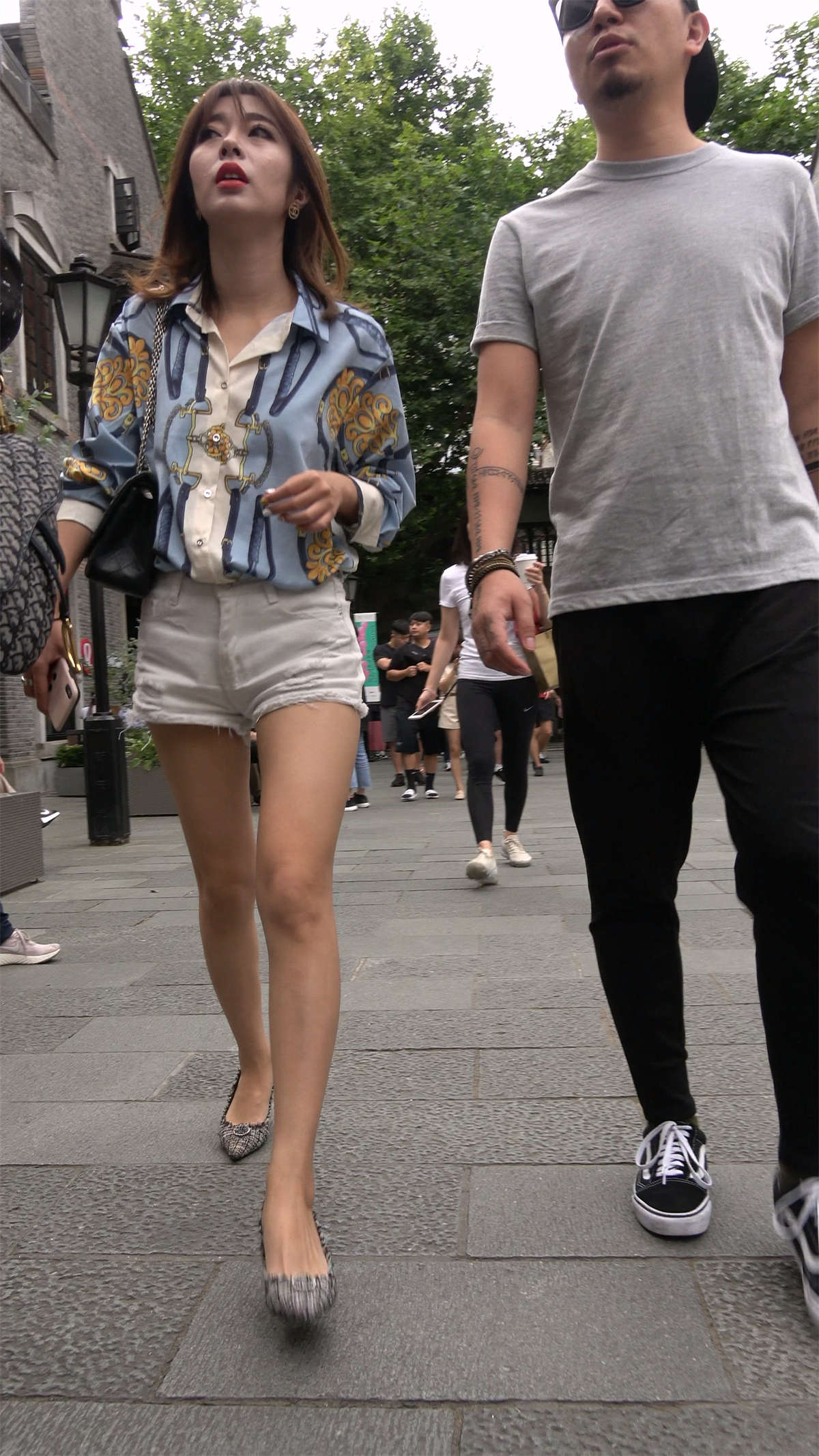 图片[2]-白短热裤尖嘴高跟鞋美女-日更街拍